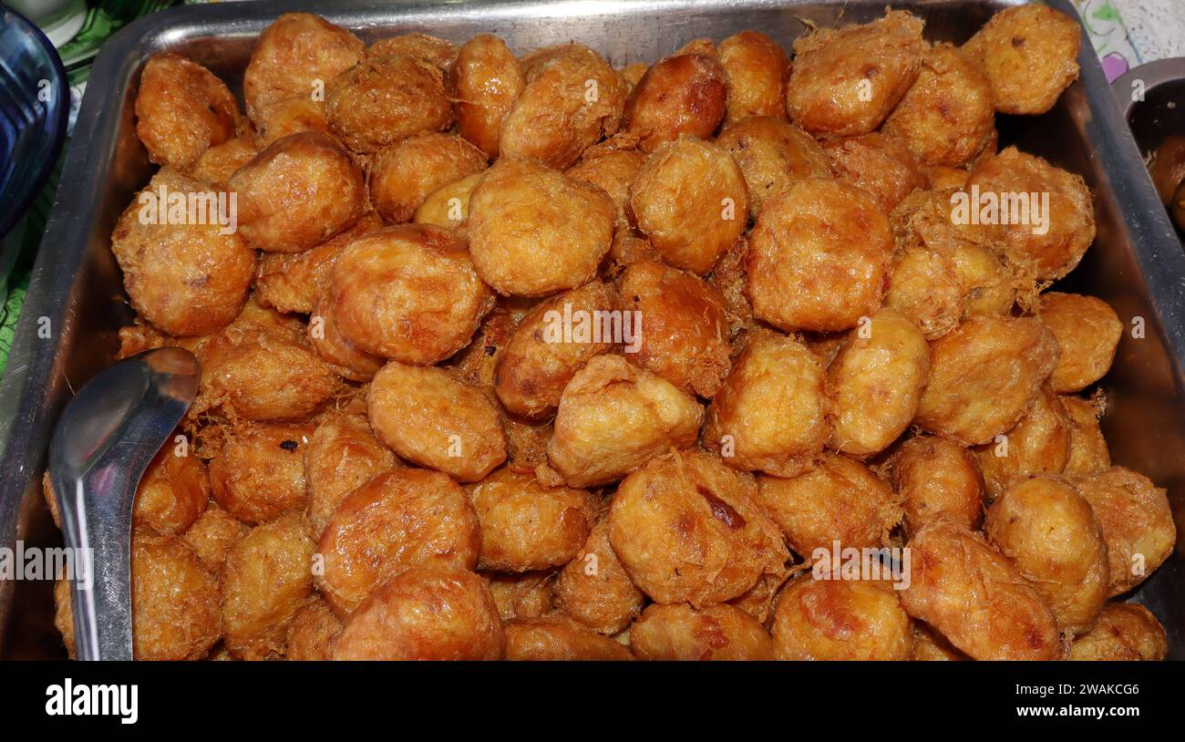 Perkedel Kentang è una croquette di patate con carne macinata piccante e patate bollite o altro amido, che poi schiacciano le patate con aglio e sale Foto Stock