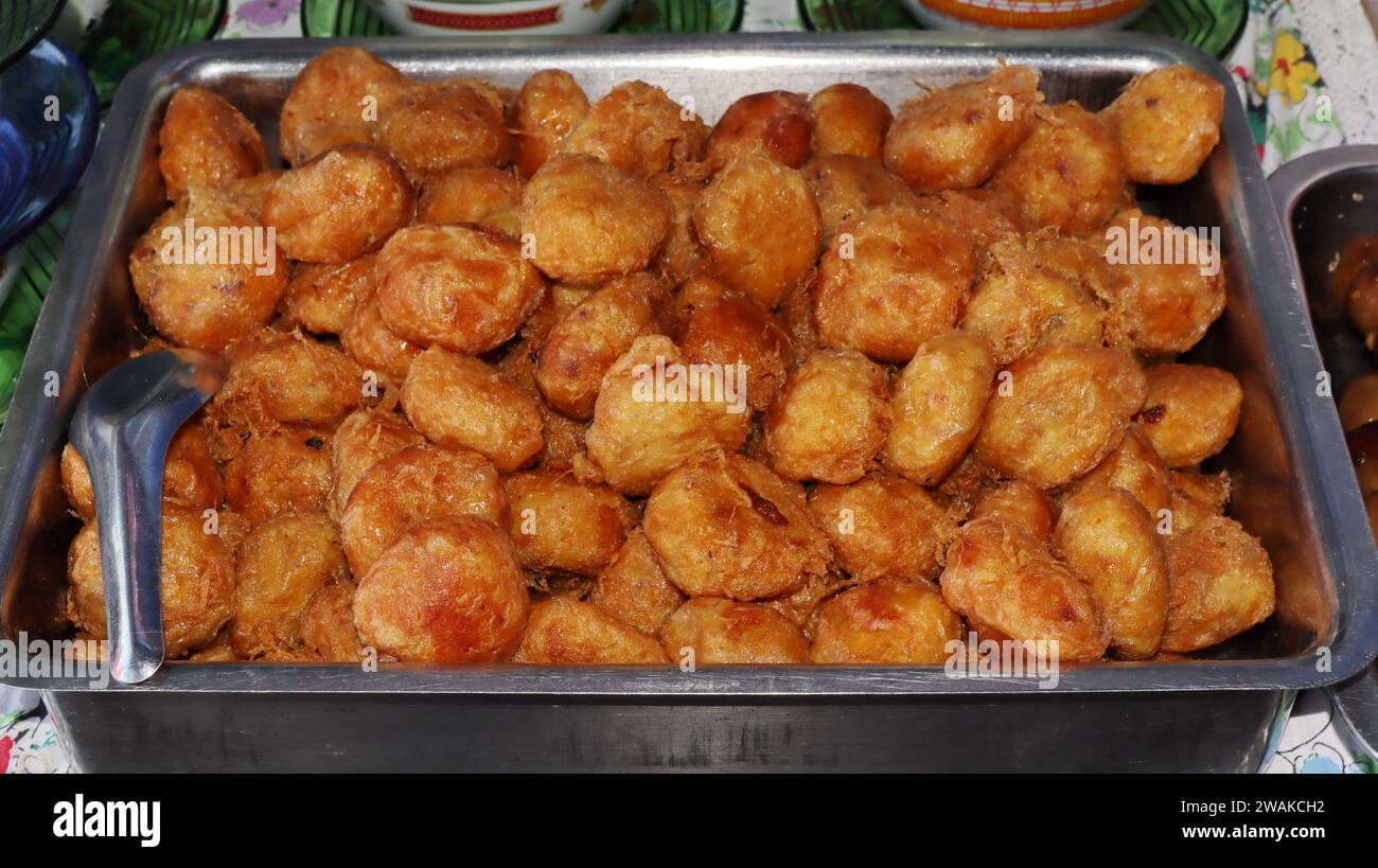 Perkedel Kentang è una croquette di patate con carne macinata piccante e patate bollite o altro amido, che poi schiacciano le patate con aglio e sale Foto Stock