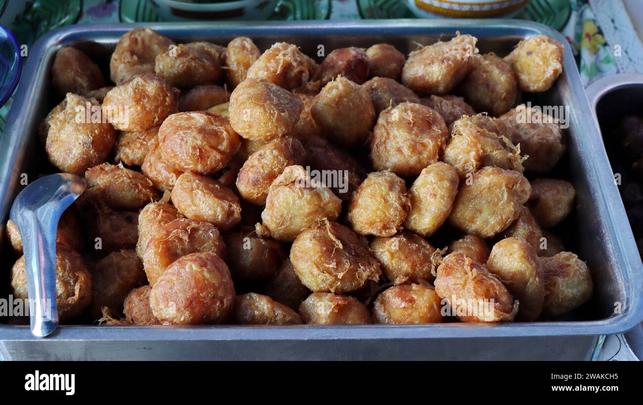 Perkedel Kentang è una croquette di patate con carne macinata piccante e patate bollite o altro amido, che poi schiacciano le patate con aglio e sale Foto Stock