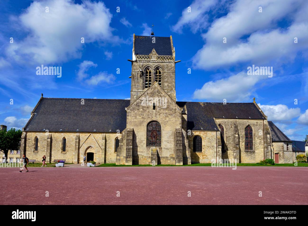 Francia, manichino, Sainte Mère-Eglise, manichino del paracadutista John Steele appeso alla torre della chiesa Foto Stock