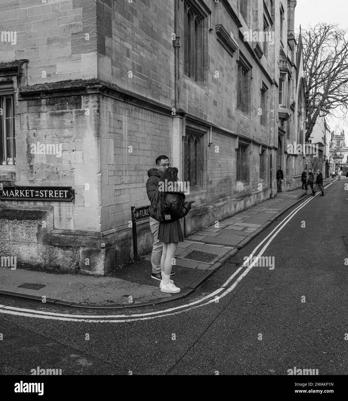 Gente all'angolo di Market Street, Oxford, Inghilterra Foto Stock