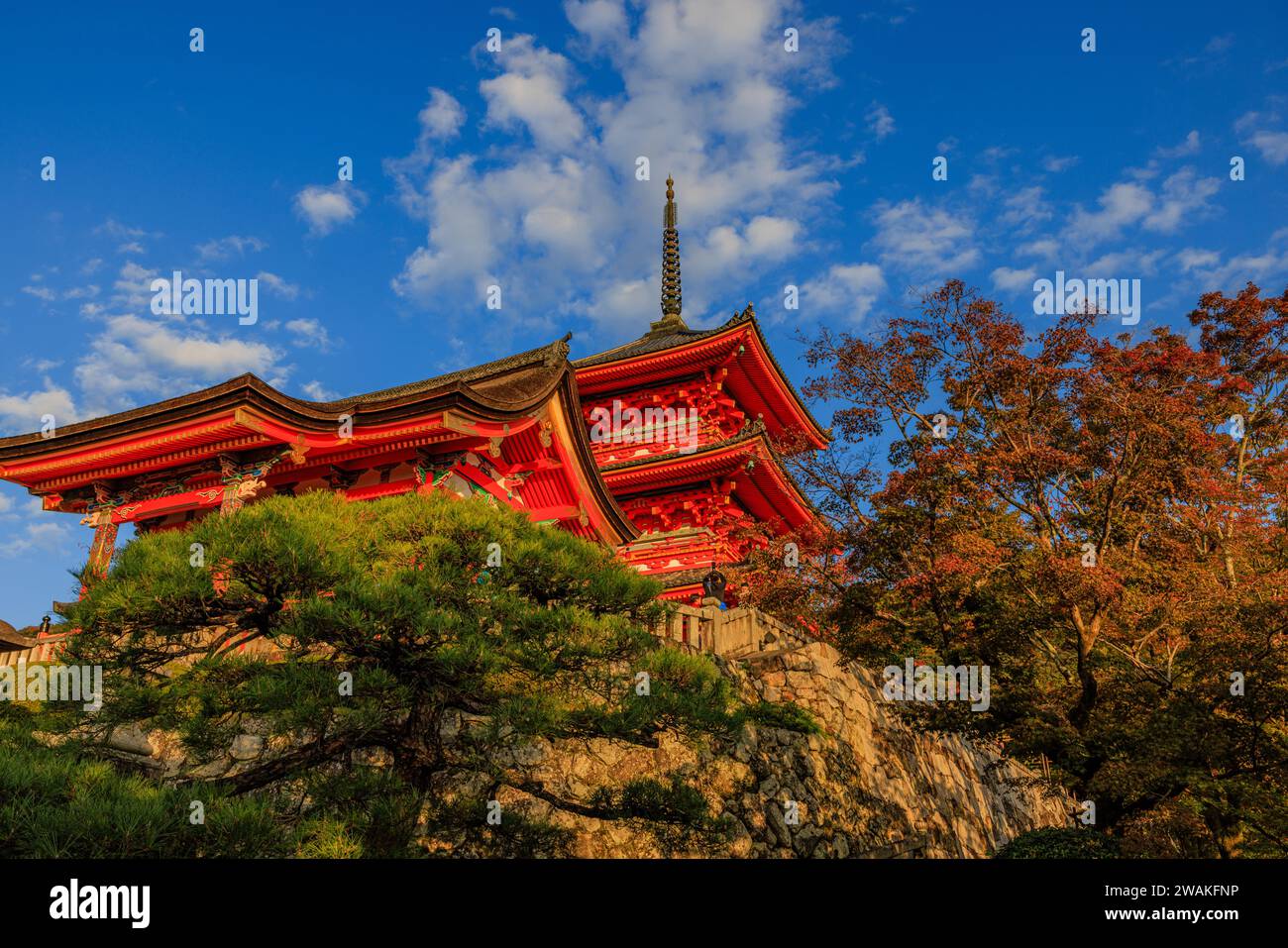 guardando verso l'alto il cancello del naimon e la pagoda a tre piani di kyomizu-dera illuminata dal luminoso sole delle prime ore serali nella città di kyoto Foto Stock