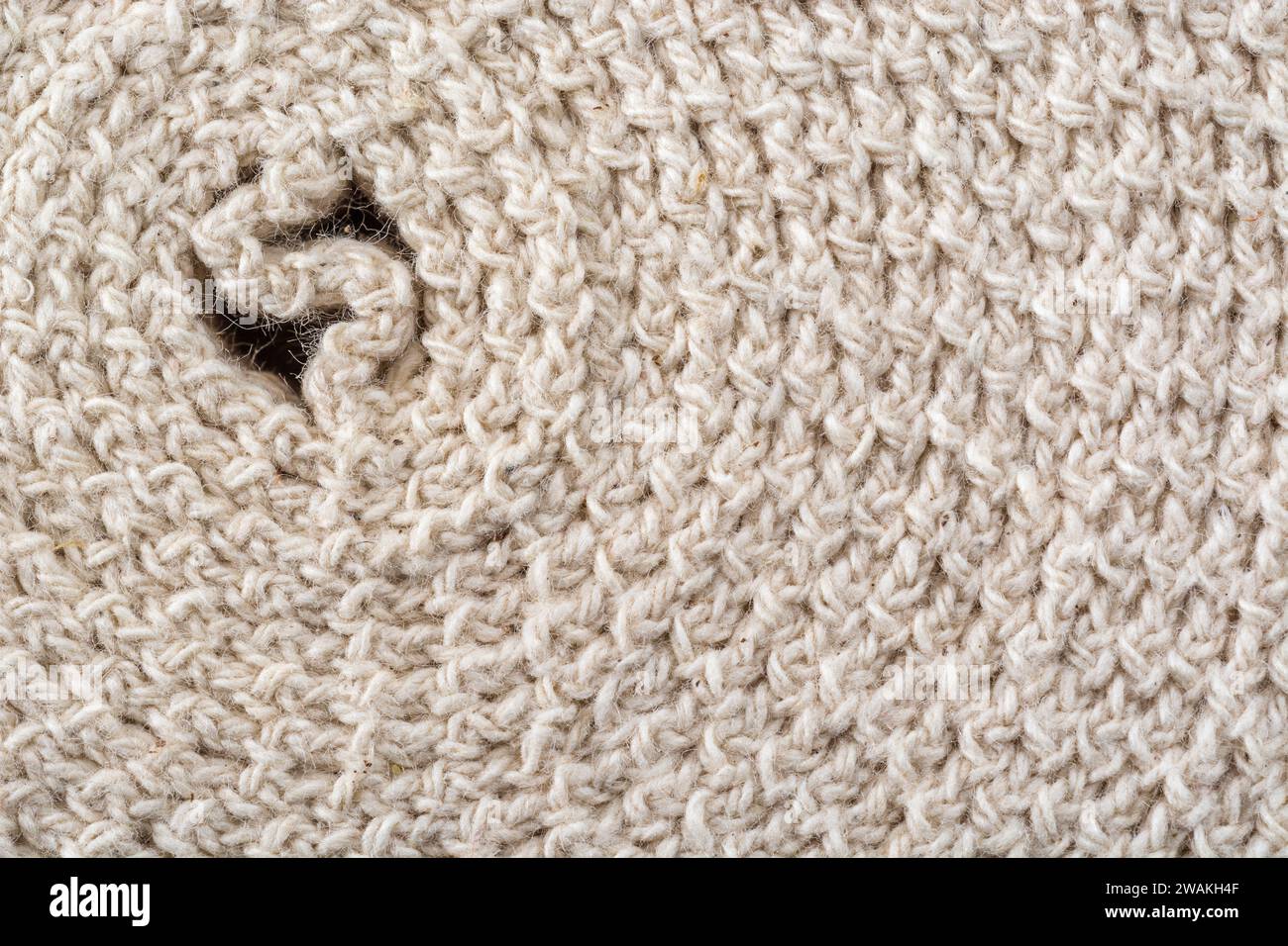 Stoppino per lampada in cotone piatto in rotolo, pronto per l'illuminazione di emergenza quando l'alimentazione si spegne. Per essere preparati, preparatori, vecchie forme di illuminazione. Foto Stock