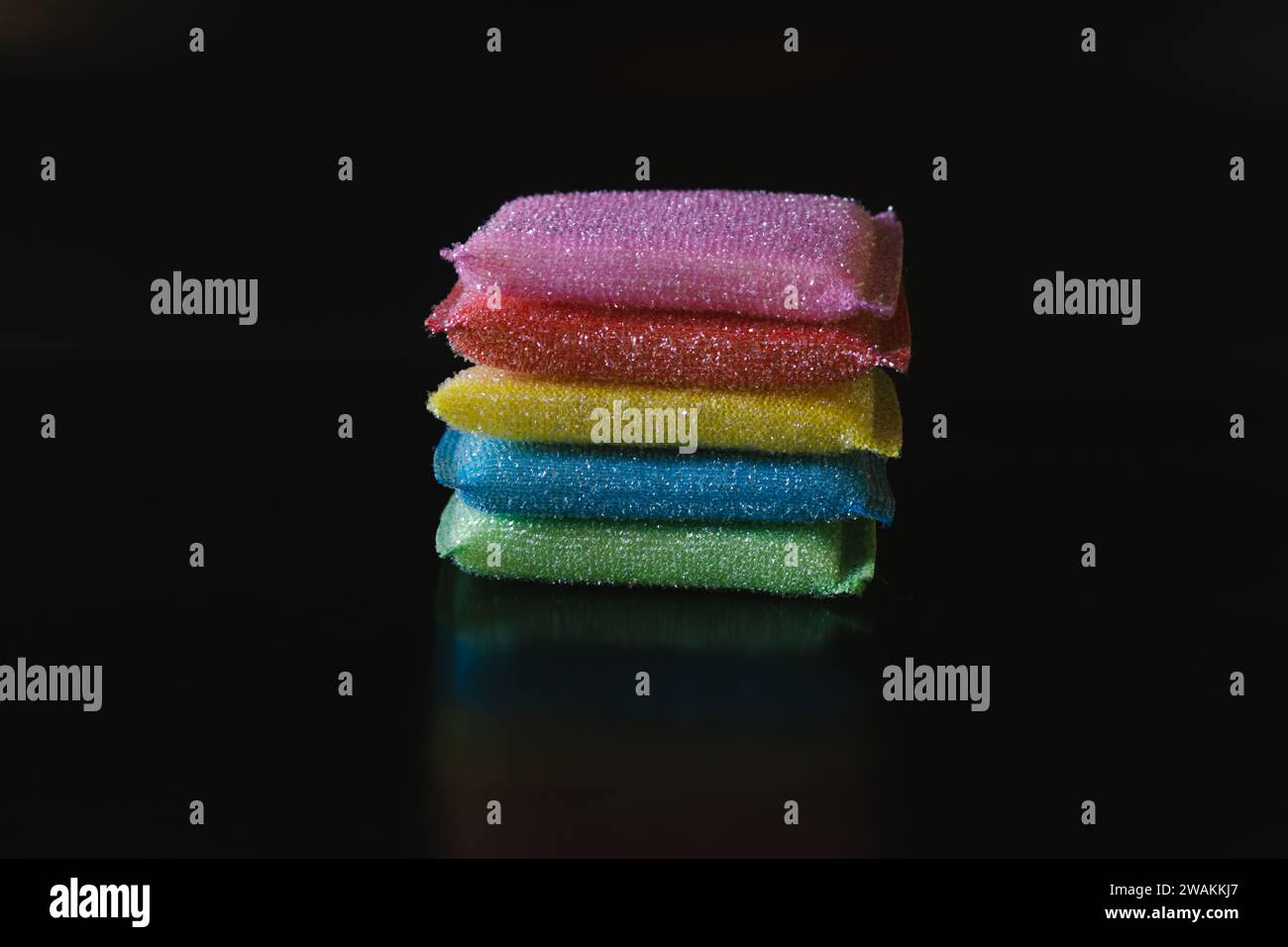 I lavastoviglie sono utensili da cucina versatili, progettati per una pulizia senza sforzo, per affrontare la sporcizia dura sui piatti con efficienza e durata Foto Stock