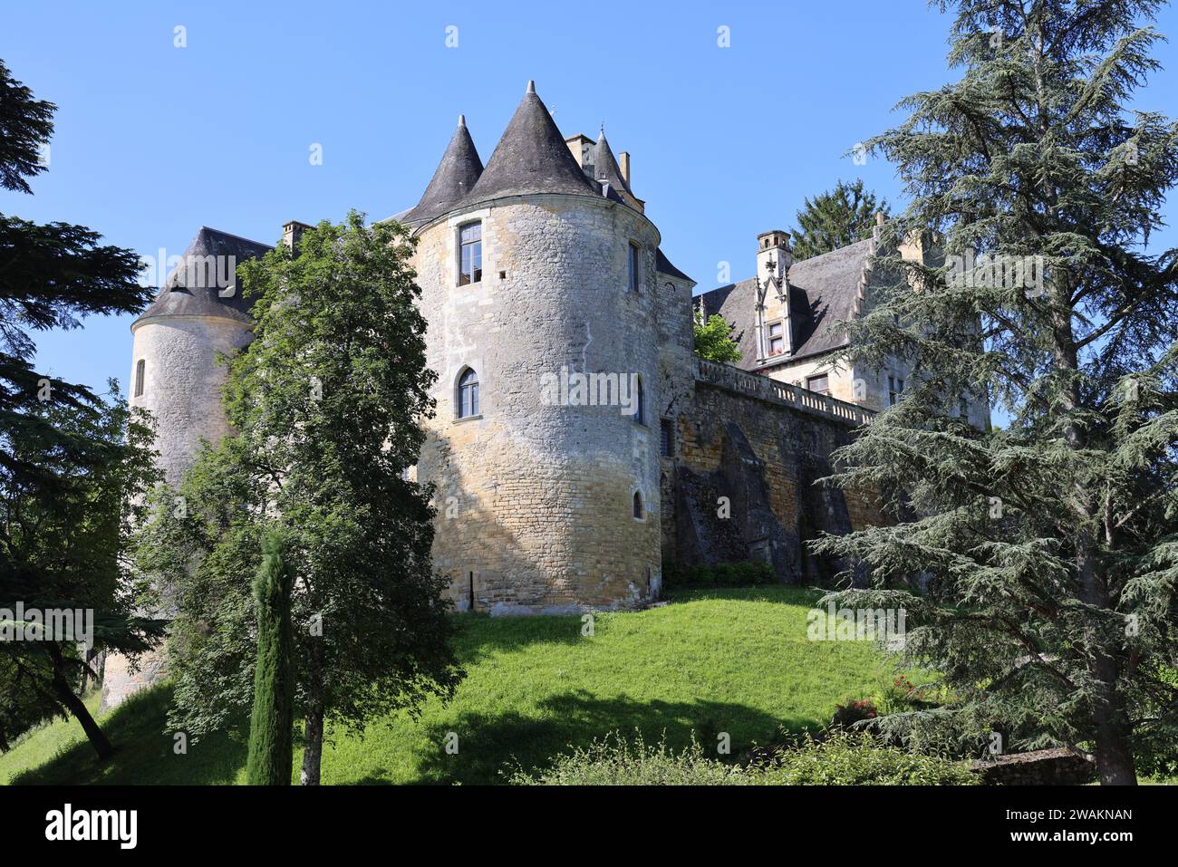 Il Château de Fayrac sulle rive del fiume Dordogna sulla rotta turistica tra il Château de Castelnaud e il Château de Les Milandes. Archi Foto Stock