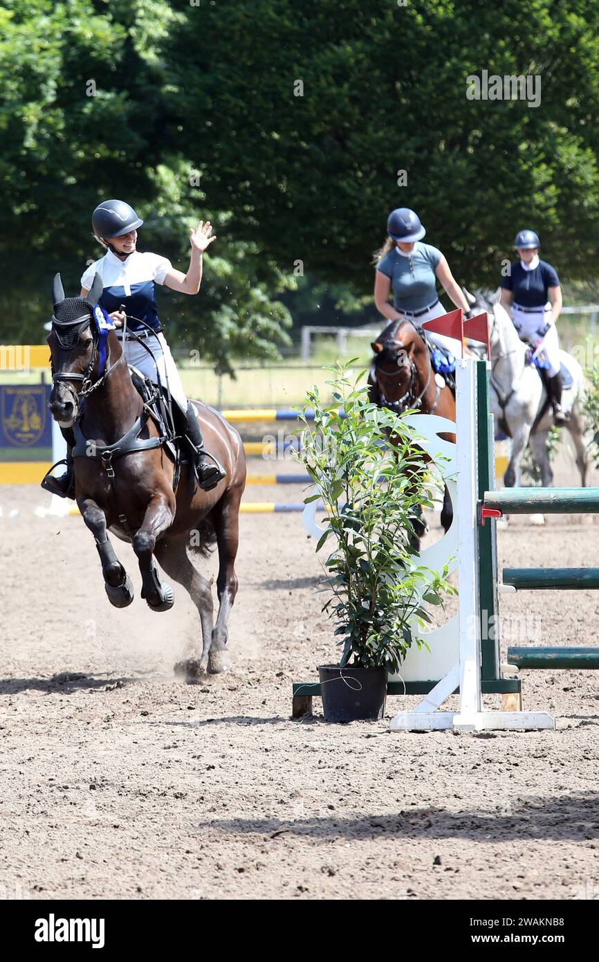 11.06.2023, Brieselang, Brandenburg, GER-Pferde und Reiter auf der Ehrenrunde nach dem Sieg. Reit- und Fahrverein Brieselang. Amateursport, Ehrenrunde, Emotion, Freiluftturnier, Freude, Galopp, galoppieren, gewonnen, Nachwuchssport, Pferde, Pferdesport, Reiten, Reiterin, Reitplatz, Reitsport, Reitturnier, Schleife, Sieg, Siegerrunde, Siegerschleife, Siegesfreude, Sport, Springreiten, Springreiterin, Turnier, Warmblueter, Warmblut, Jubeln, Jubel 230611D424BRIESELANG.JPG **** 11 06 2023, Brieselang, Brandenburg, GER cavalli e cavaliere sul giro d'onore dopo la vittoria Reit und Fahrverein Brie Foto Stock