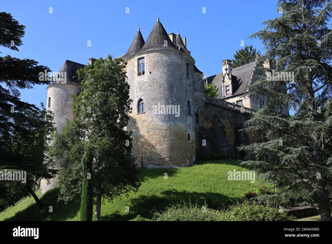 Il Château de Fayrac sulle rive del fiume Dordogna sulla rotta turistica tra il Château de Castelnaud e il Château de Les Milandes. Archi Foto Stock