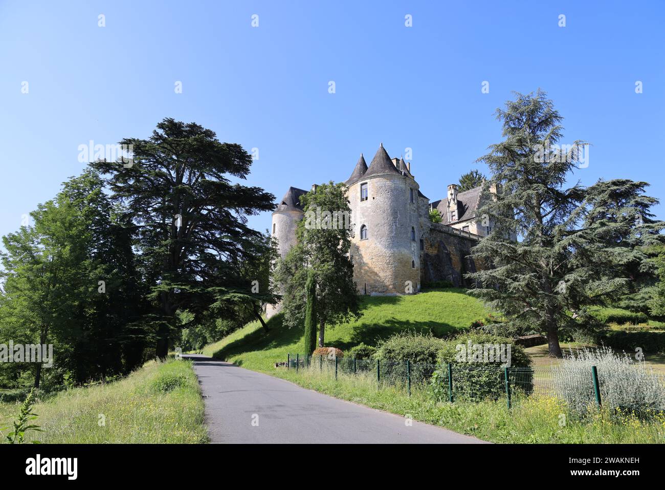 Il Château de Fayrac sulle rive del fiume Dordogna sulla rotta turistica tra il Château de Castelnaud e il Château de Les Milandes. Archi Foto Stock