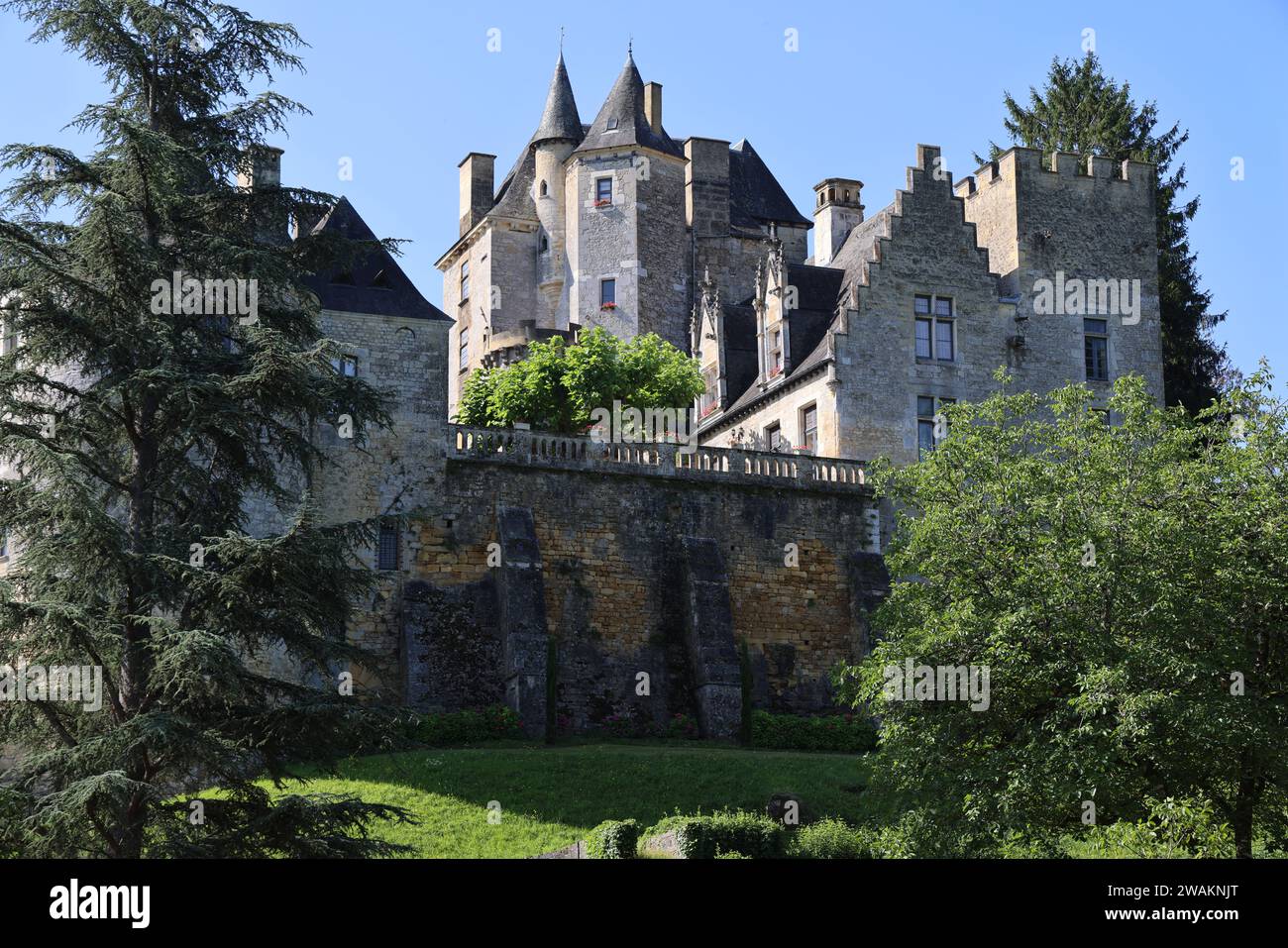 Il Château de Fayrac sulle rive del fiume Dordogna sulla rotta turistica tra il Château de Castelnaud e il Château de Les Milandes. Archi Foto Stock