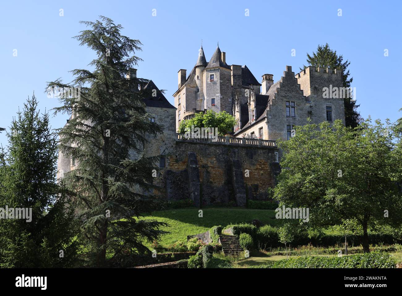 Il Château de Fayrac sulle rive del fiume Dordogna sulla rotta turistica tra il Château de Castelnaud e il Château de Les Milandes. Archi Foto Stock