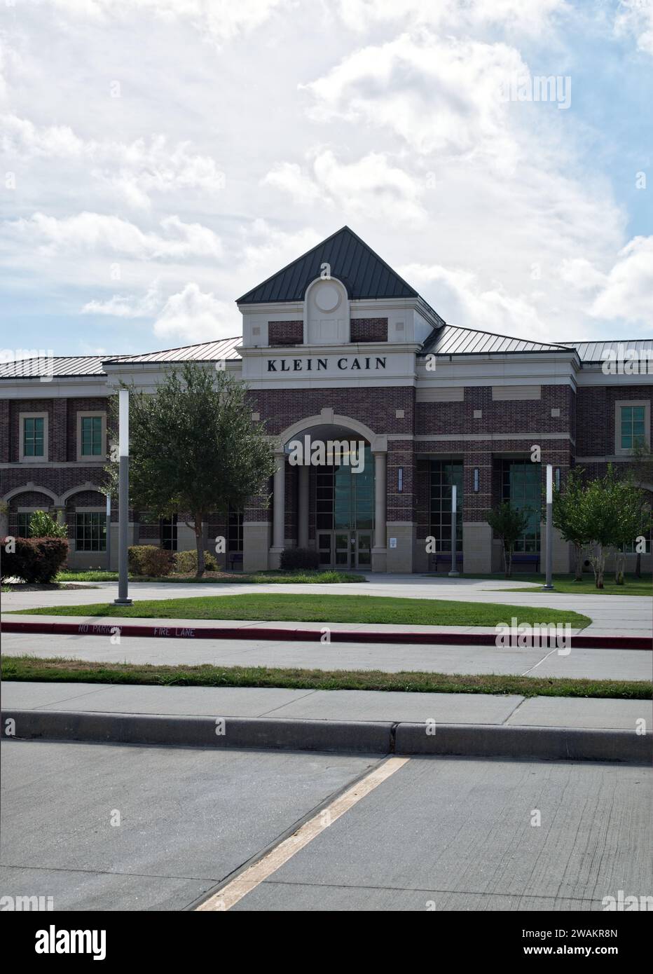 Klein, Texas USA 09-24-2023: Facciata dell'edificio della Klein Cain High School a Klein, Texas, vista frontale. Campus di istruzione superiore fondato nel 2017. Foto Stock