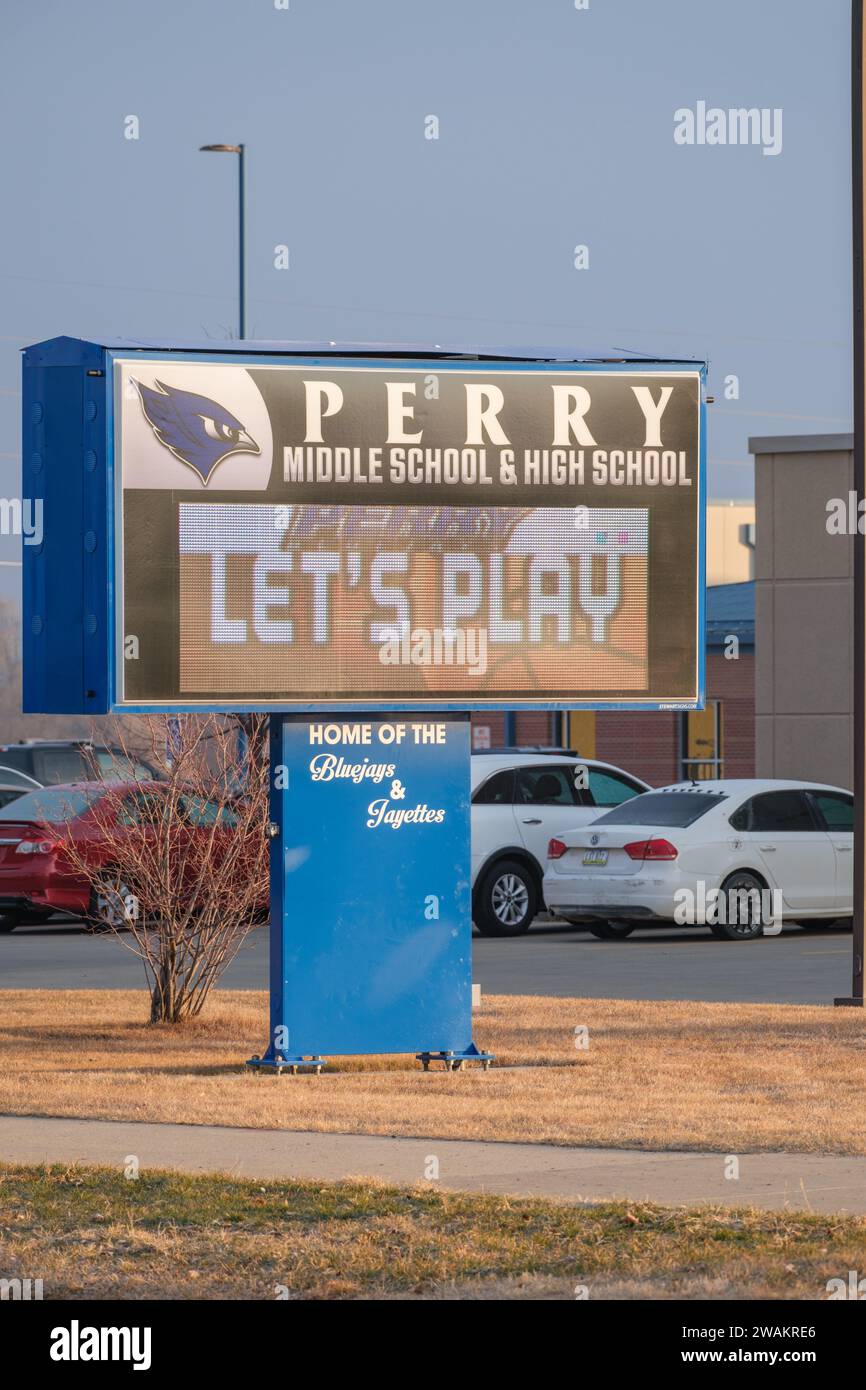 Perry, IA, USA. 5 gennaio 2024. Il cartello digitale davanti alla scuola di Perry, IA, venerdì 5 gennaio 2024. Una sparatoria di ieri alla scuola superiore e alla scuola media combinata ha causato la morte di una vittima della sesta elementare dell'aggressione. e' morto per un apparente colpo di pistola autoinflitto. Altri cinque tra cui il preside della scuola sono rimasti feriti.Perry, popolazione 7900, si trova nella contea di Dallas, a circa 40 miglia a nord-ovest di Des Moines. (Immagine di credito: © Fritz Nordengren/ZUMA Press Wire) SOLO USO EDITORIALE! Non per USO commerciale! Foto Stock