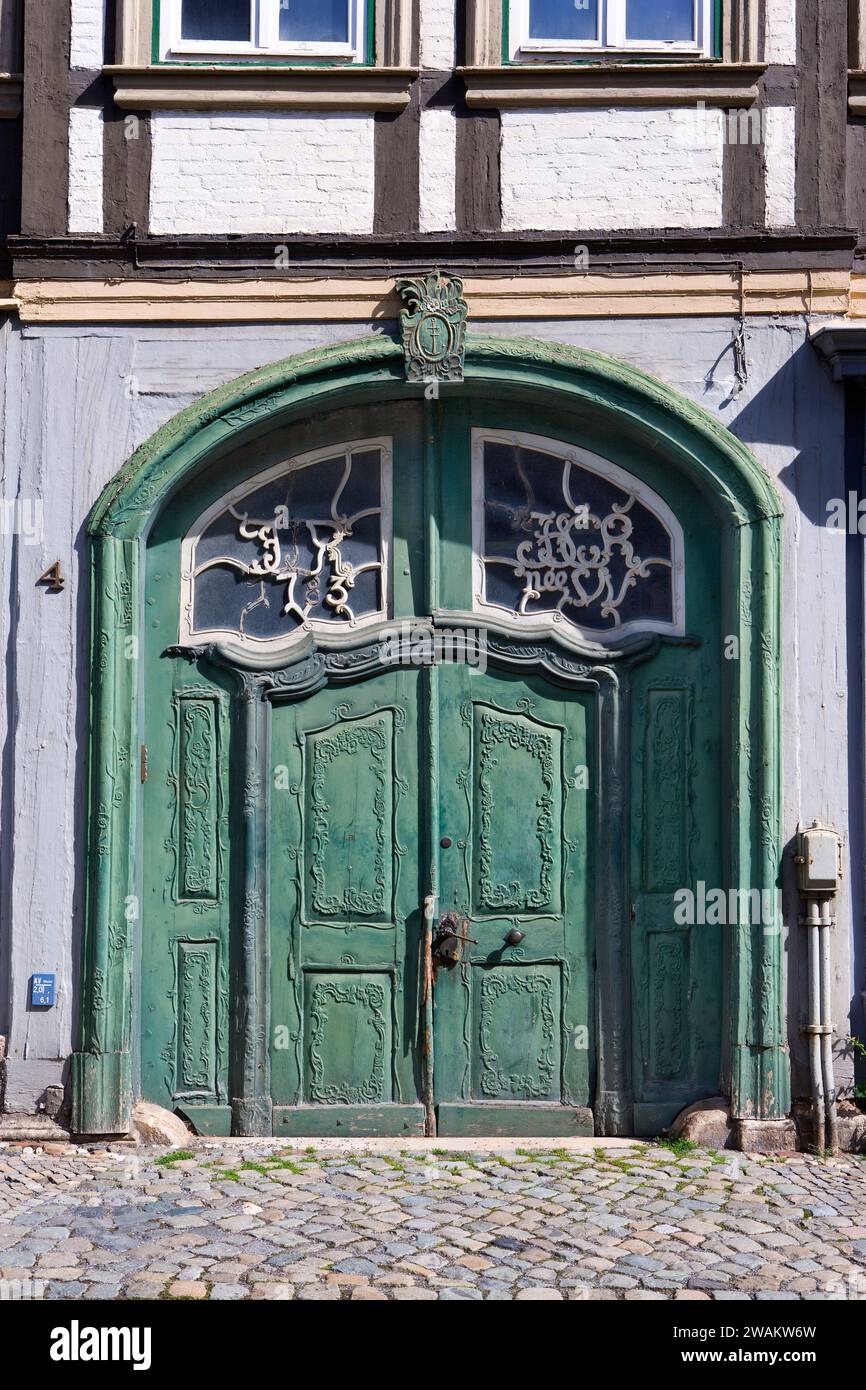 Vecchia porta in legno verde, maniglia per porta con tamburo in mano, Blankenburg, Sassonia-Anhalt, Germania, Europa Foto Stock