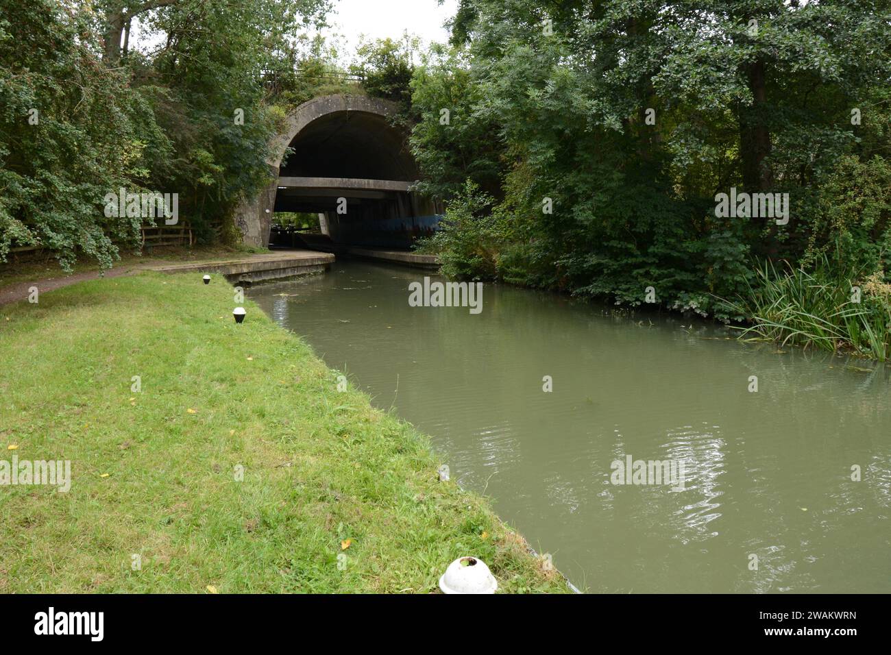 Northampton Northamptonshire Canal, cancelli di accesso all'acqua serrature del cancello, ponte di passaggio sopra le ringhiere fredde umide, barre di metallo, ancora segnaletica Foto Stock