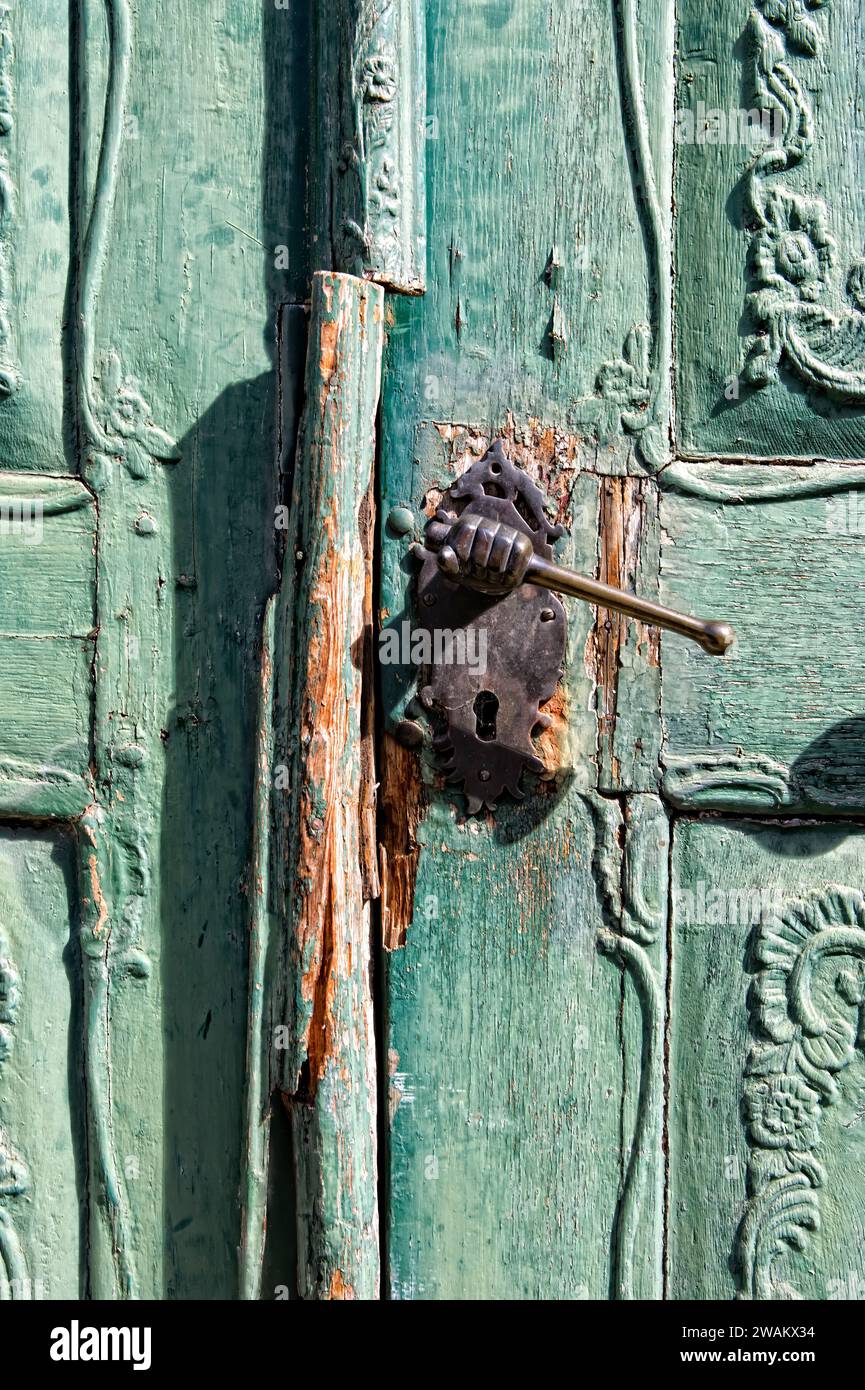 Vecchia porta in legno verde, maniglia per porta con tamburo in mano, Blankenburg, Sassonia-Anhalt, Germania, Europa Foto Stock