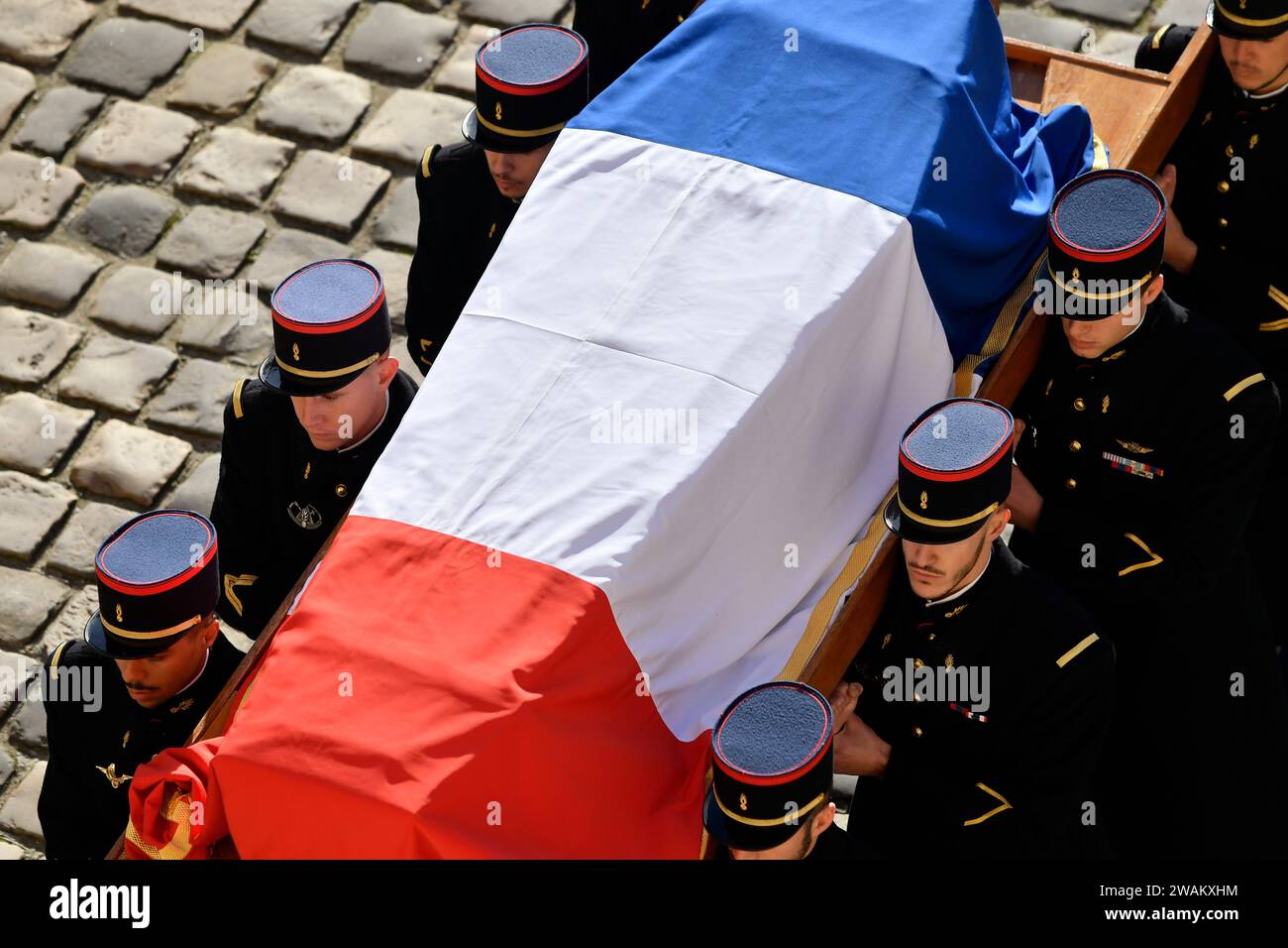 Parigi, Francia. 5 gennaio 2024. © Julien Mattia/le Pictorium/MAXPPP - Paris 05/01/2024 le cercueil de Mr Jacques Delors quitte l'Hotel National des Invalides, a Paris, le 5 Janvier 2024 crediti: MAXPPP/Alamy Live News Foto Stock