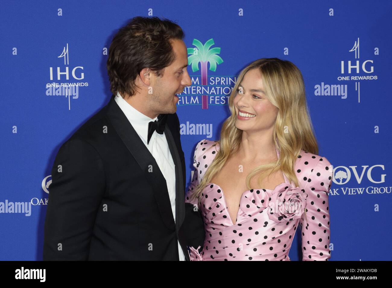 Margot Robbie e Tom Ackerley partecipano al 35 ° annuale Palm Springs International Film Awards al Palm Springs Convention Center il 4 gennaio 2024 a Palm Springs, California. Foto: Crash/imageSPACE credito: Imagespace/Alamy Live News Foto Stock