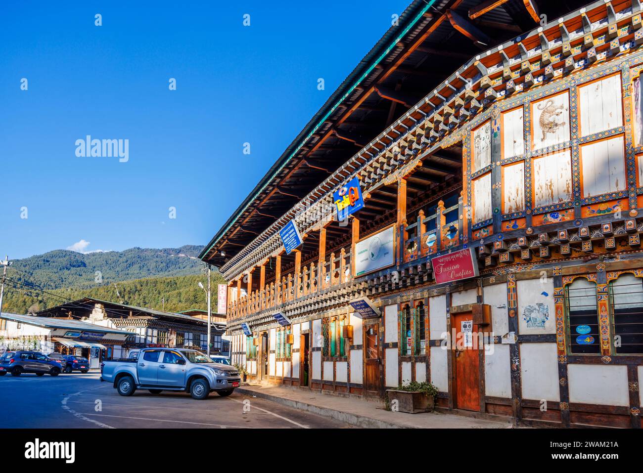 Negozi locali e uffici amministrativi nella strada principale della città di Chamkhar, Bumthang, nella regione centro-orientale del Bhutan Foto Stock