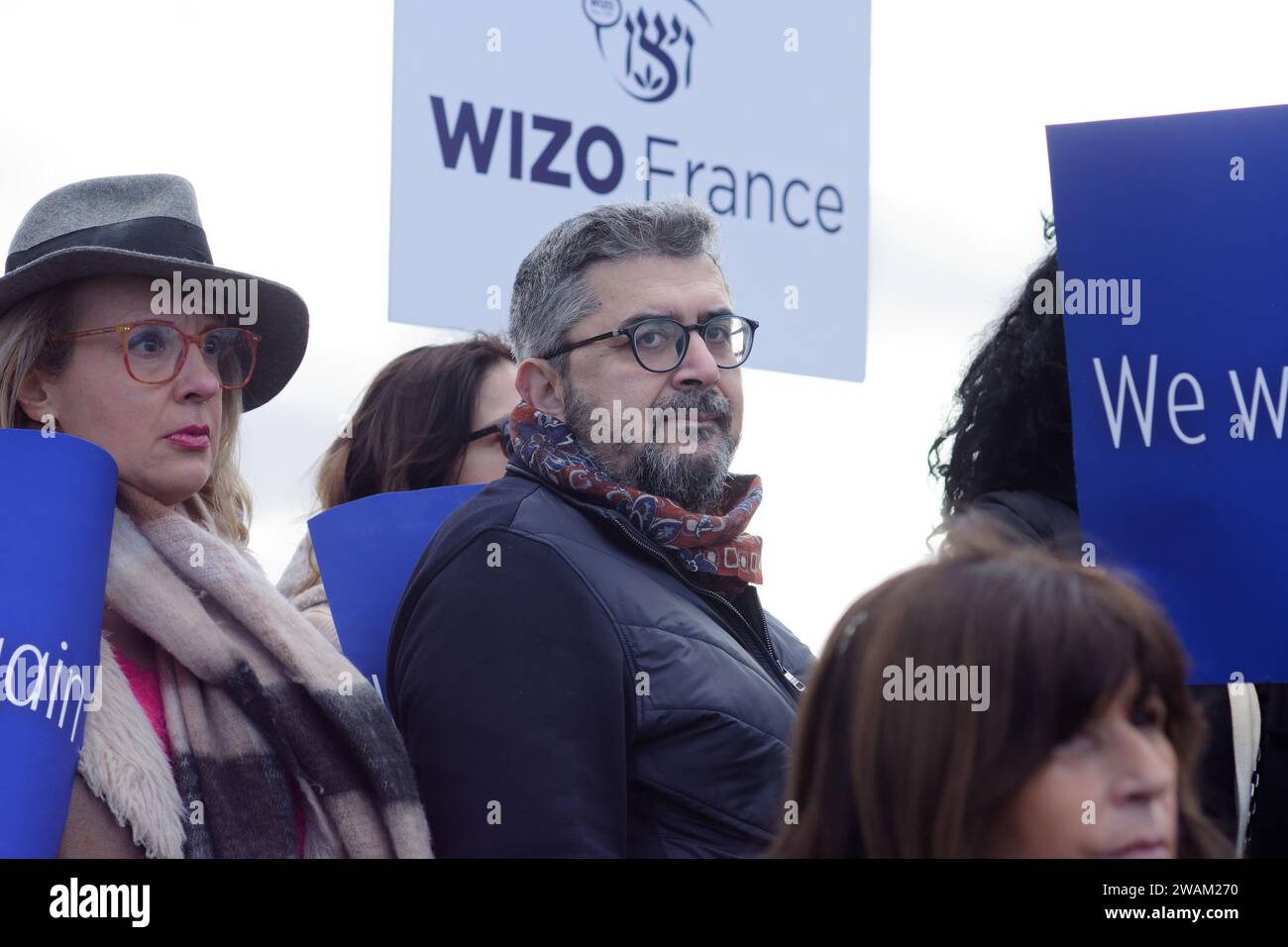 Comme tous les vendredis midi à Paris une centaine de personnes se sont rassemblés pour exiger la libération des otages. M.Sifaoui J.Guedj F.Szpiner Foto Stock