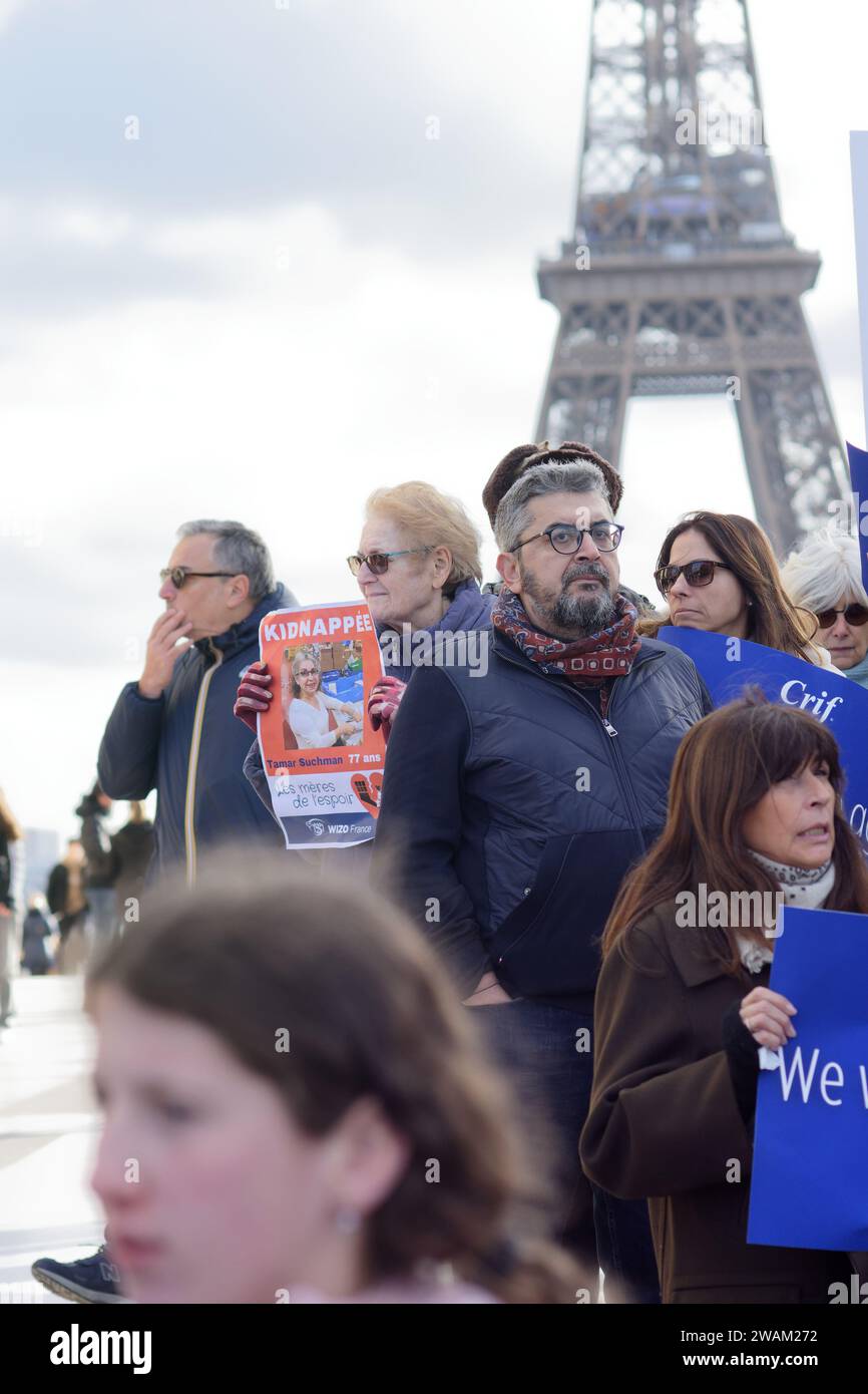 Comme tous les vendredis midi à Paris une centaine de personnes se sont rassemblés pour exiger la libération des otages. M.Sifaoui J.Guedj F.Szpiner Foto Stock