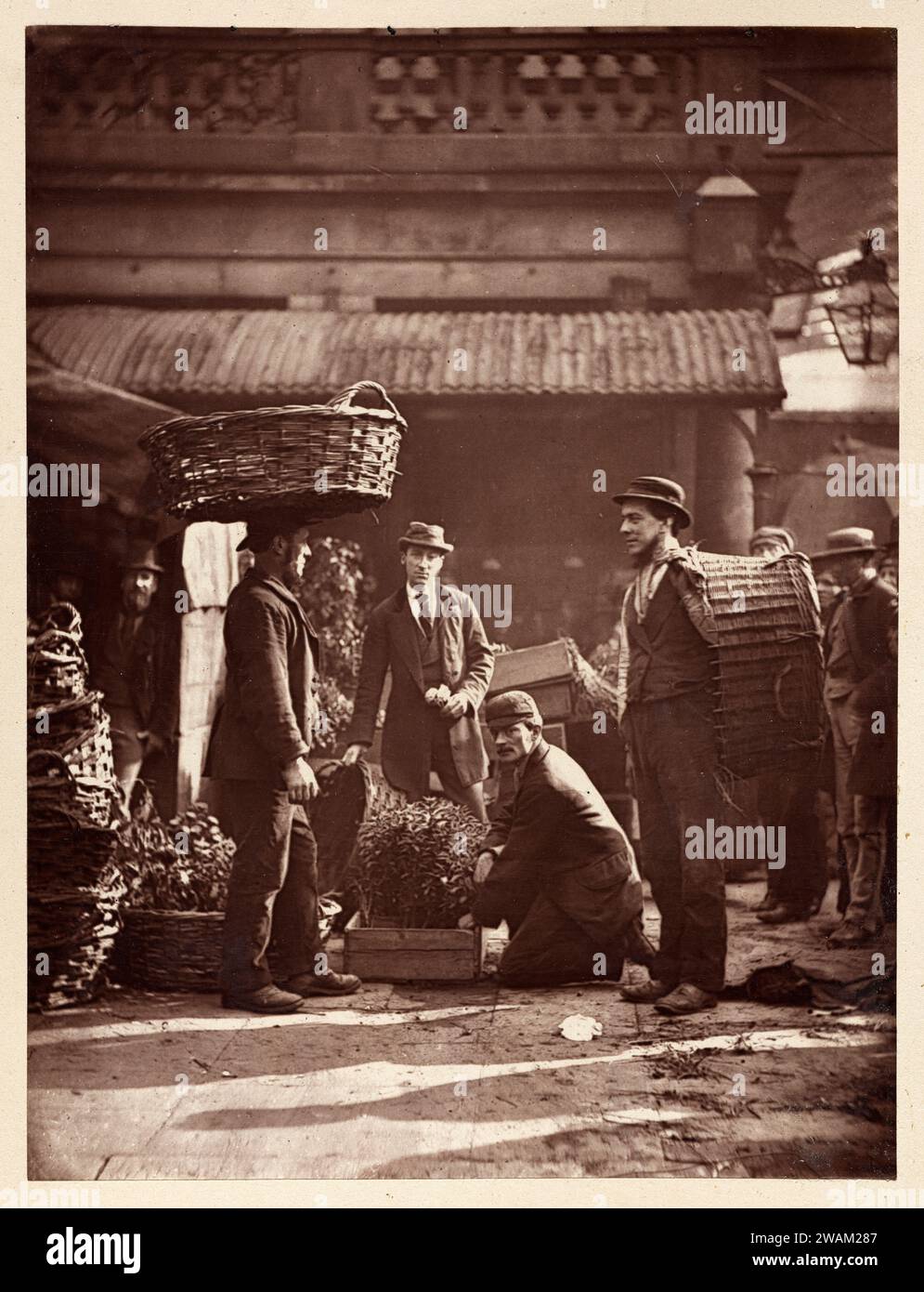 Street Life a Londra, Covent Garden Labourers. 1877, John Thomson. Foto Stock