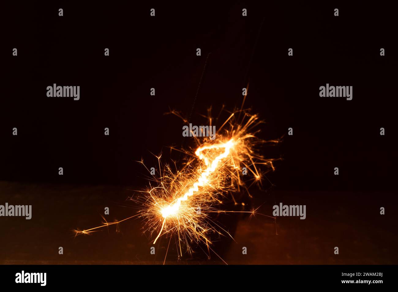 astratto, lucido, bengala, scintillante, scintilla, luminoso, notte, nero, luminoso, sfondo, luce, fotografia, orizzontale, evento, capodanno, singolo, primo piano Foto Stock