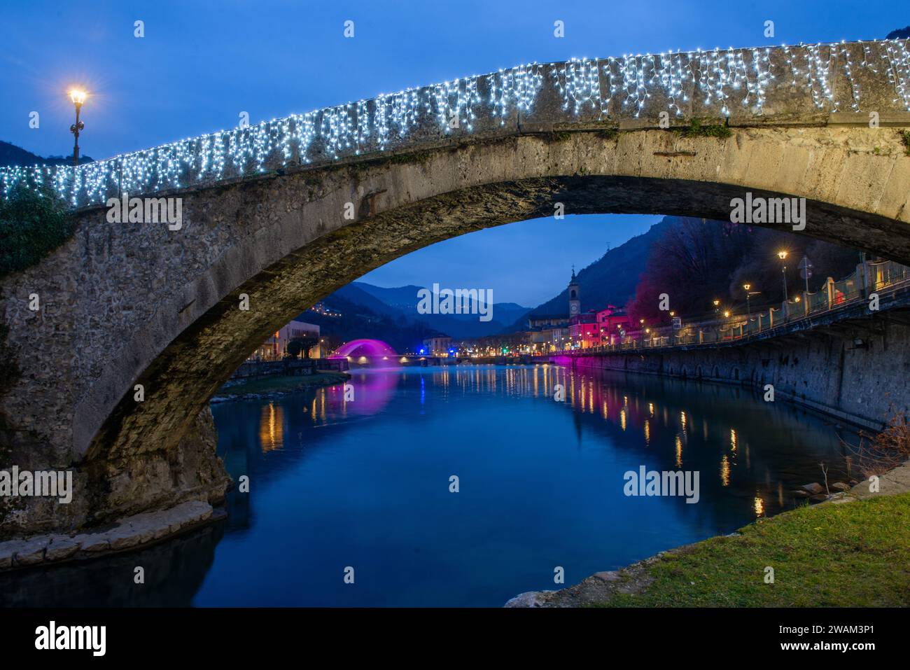 Ponte in stile romanico che attraversa il fiume Brembo a San Pellegrino Terme Foto Stock