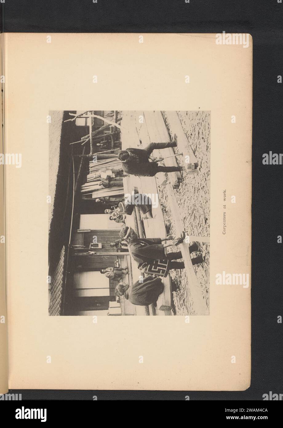 Falegnami giapponesi al lavoro, Kazumasa Ogawa, c. 1890 - c. 1895 carta fotomeccanica carpentiere collotipo (+ uomini (operai)) Foto Stock