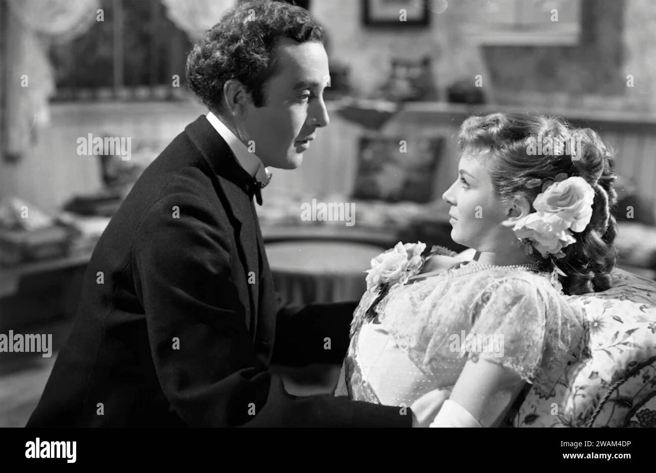 KIND HEARTS E CORONETS 1949 GFD film con Dennis Price nel ruolo del killer di volo Louis Mazzini e Joan Greenwood nel ruolo della sua fidanzata d'infanzia Sibella Foto Stock
