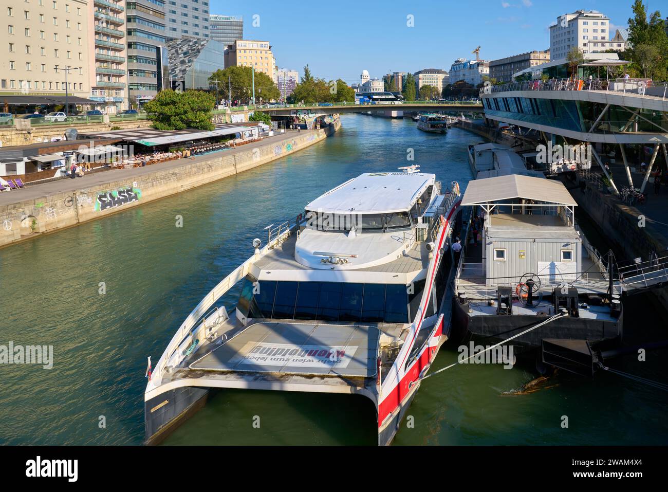 Vienna, Austria – 26 settembre 2023. Battelli fluviali sul canale del Danubio Vienna Austria. Battelli fluviali sul Donaukanal o sul canale Danubio a Vienna, Austria. Foto Stock