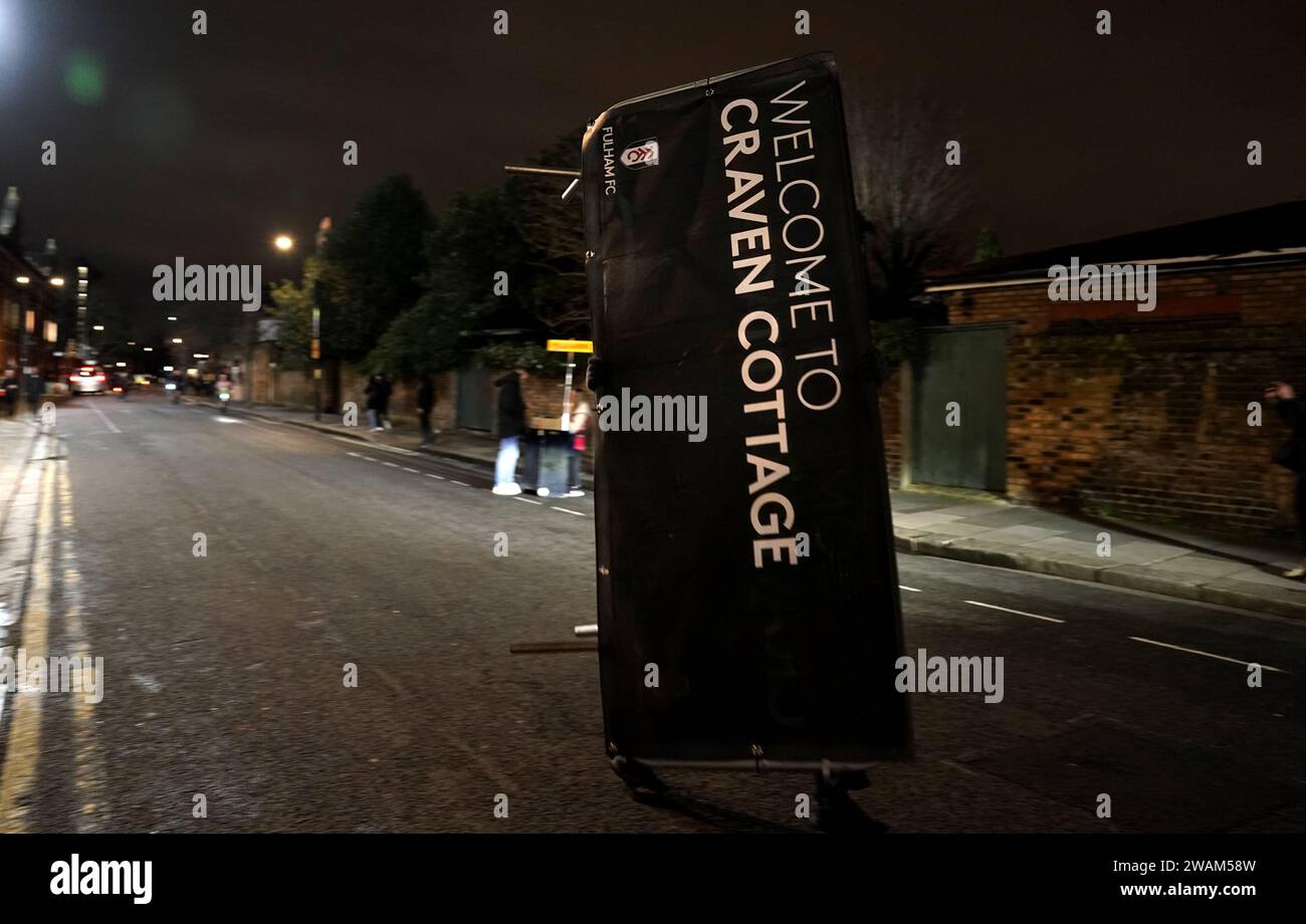 Il personale del Fulham Football Club ha messo fuori barriere fuori campo in vista della partita del terzo turno della Emirates fa Cup a Craven Cottage, Londra. Data immagine: Venerdì 5 gennaio 2024. Foto Stock