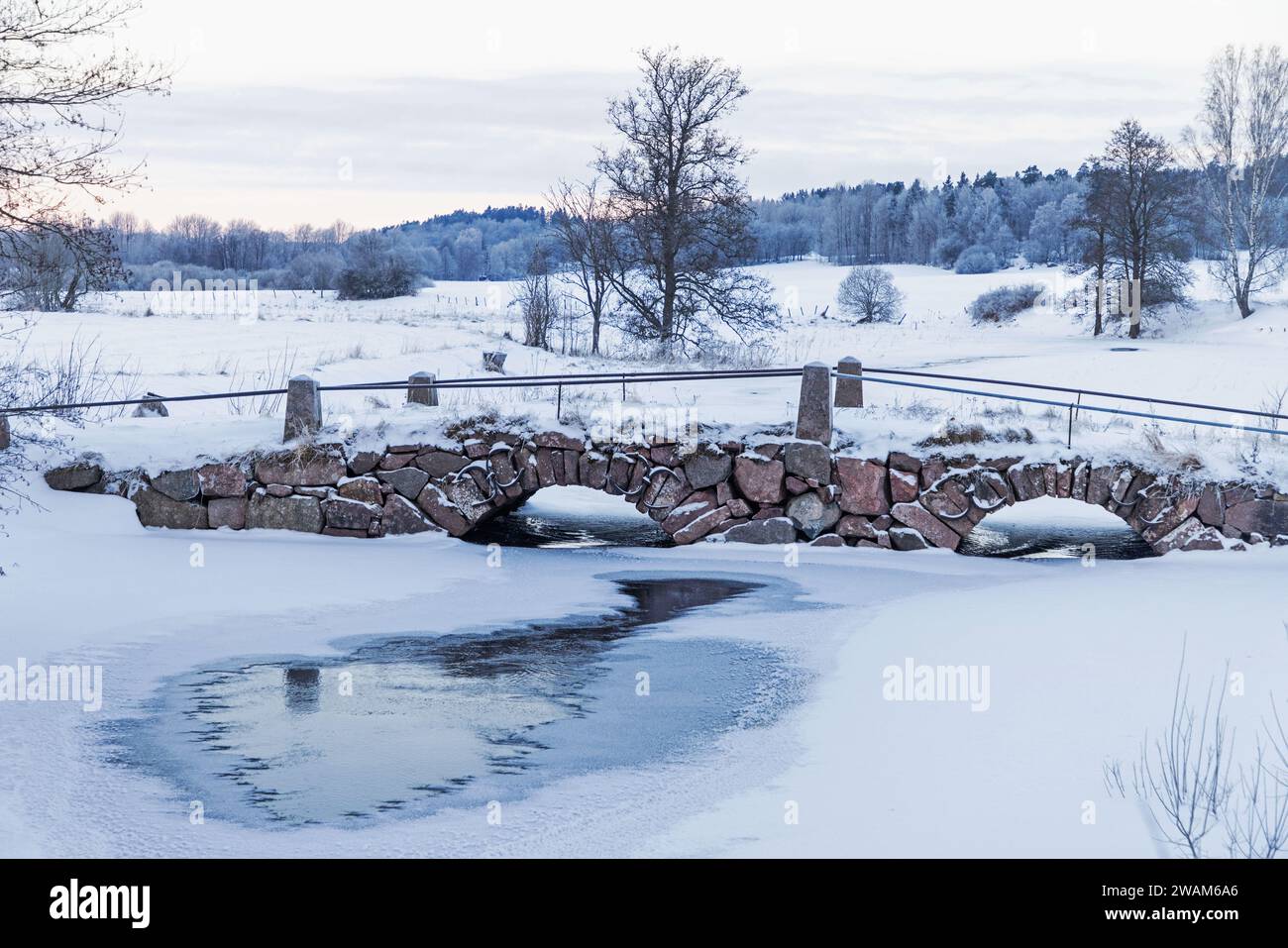 Mjölby, Svezia. 5 gennaio 2024. Clima stagionale, vecchio ponte nella campagna appena a sud di Mjölby, Svezia, durante il venerdì pomeriggio. Credito: Jeppe Gustafsson/Alamy Live News Foto Stock