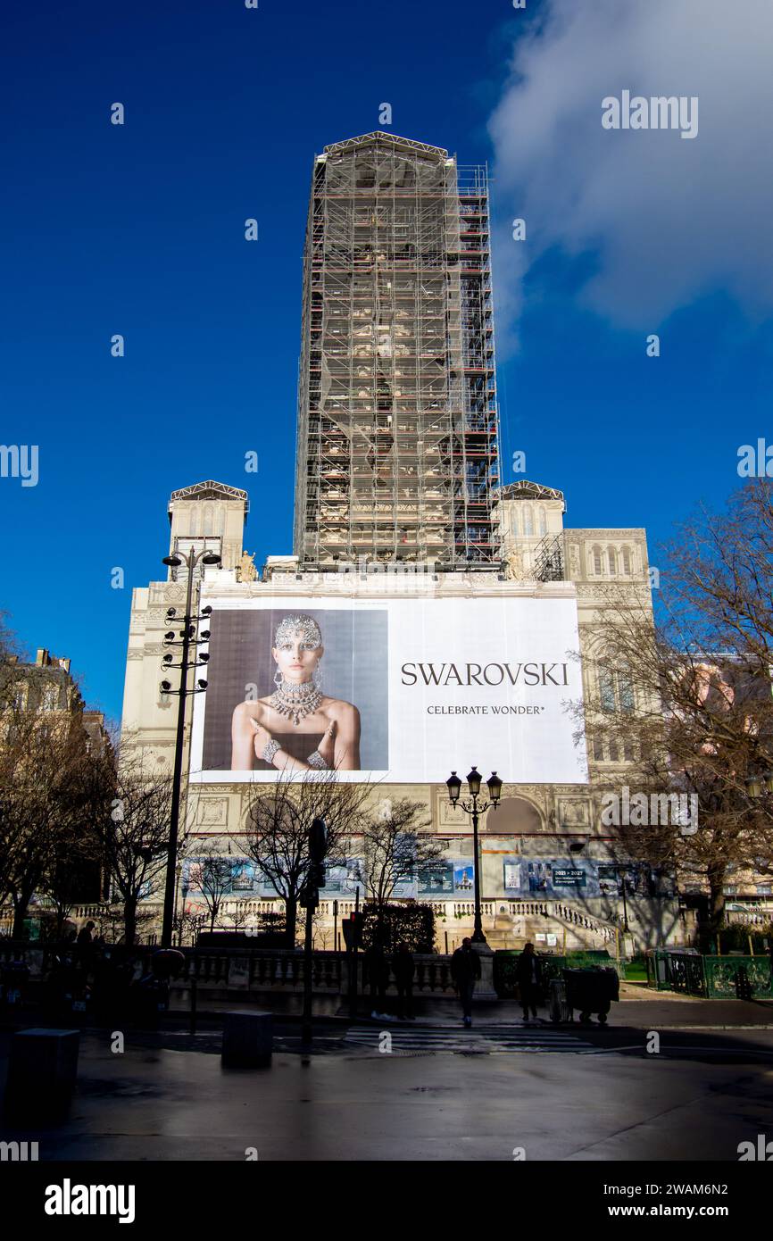 Cartellone pubblicitario per gioielli in cristallo Swarovski che coprono i ponteggi dei lavori di restauro sulla facciata della chiesa cattolica Sainte-Trinité Foto Stock