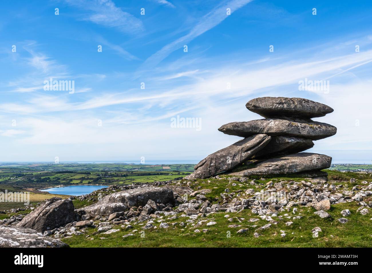 Rough Tor o Roughtor è un Tor su Bodmin Moor, Cornovaglia, Inghilterra, ed è il secondo punto più alto della Cornovaglia. Si trova a circa un miglio a nord-ovest di BR Foto Stock