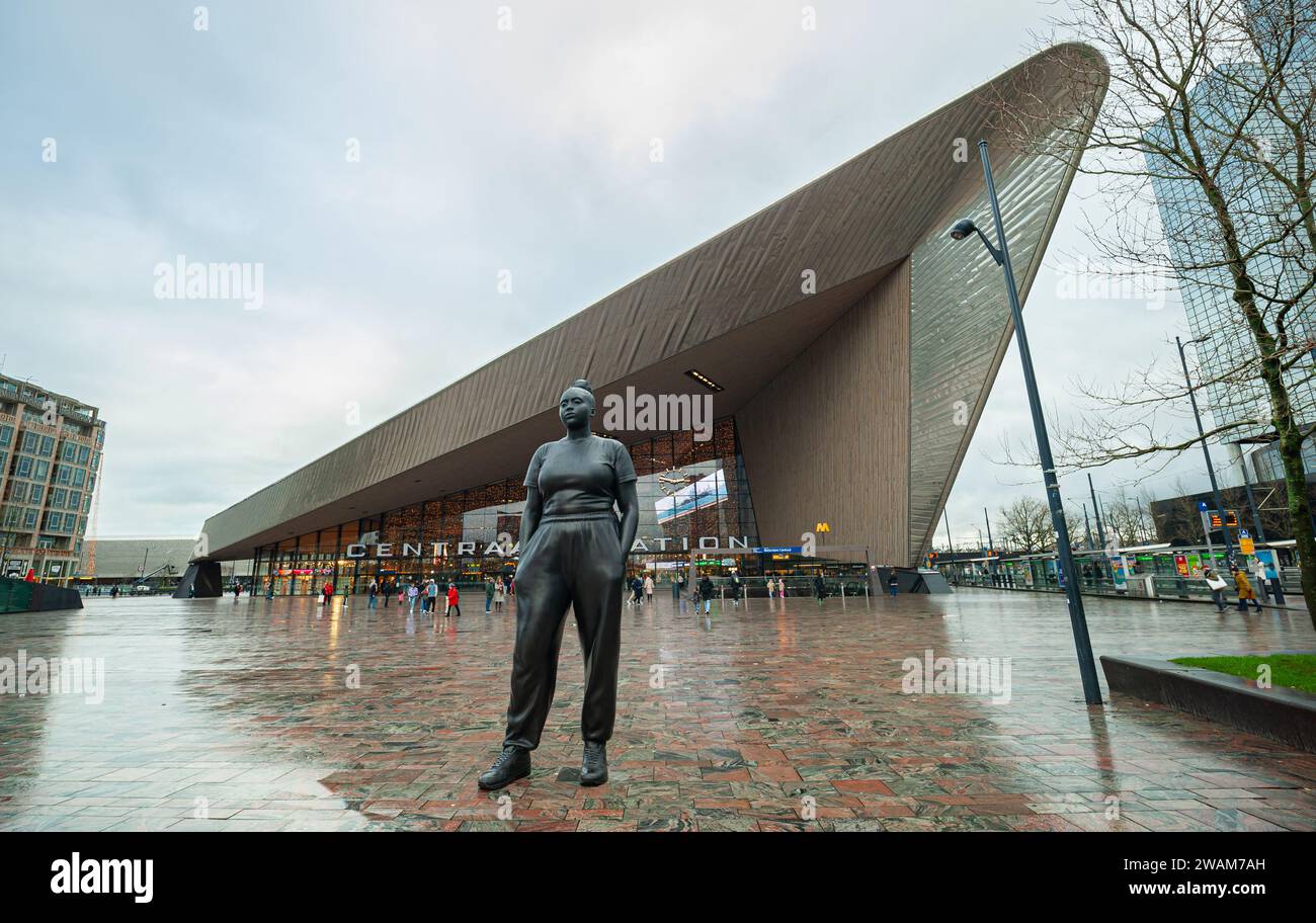 Statua di bronzo alta quattro metri chiamata ¨Moments conteneva¨ di fronte alla stazione centrale di Rotterdam, nei Paesi Bassi Foto Stock