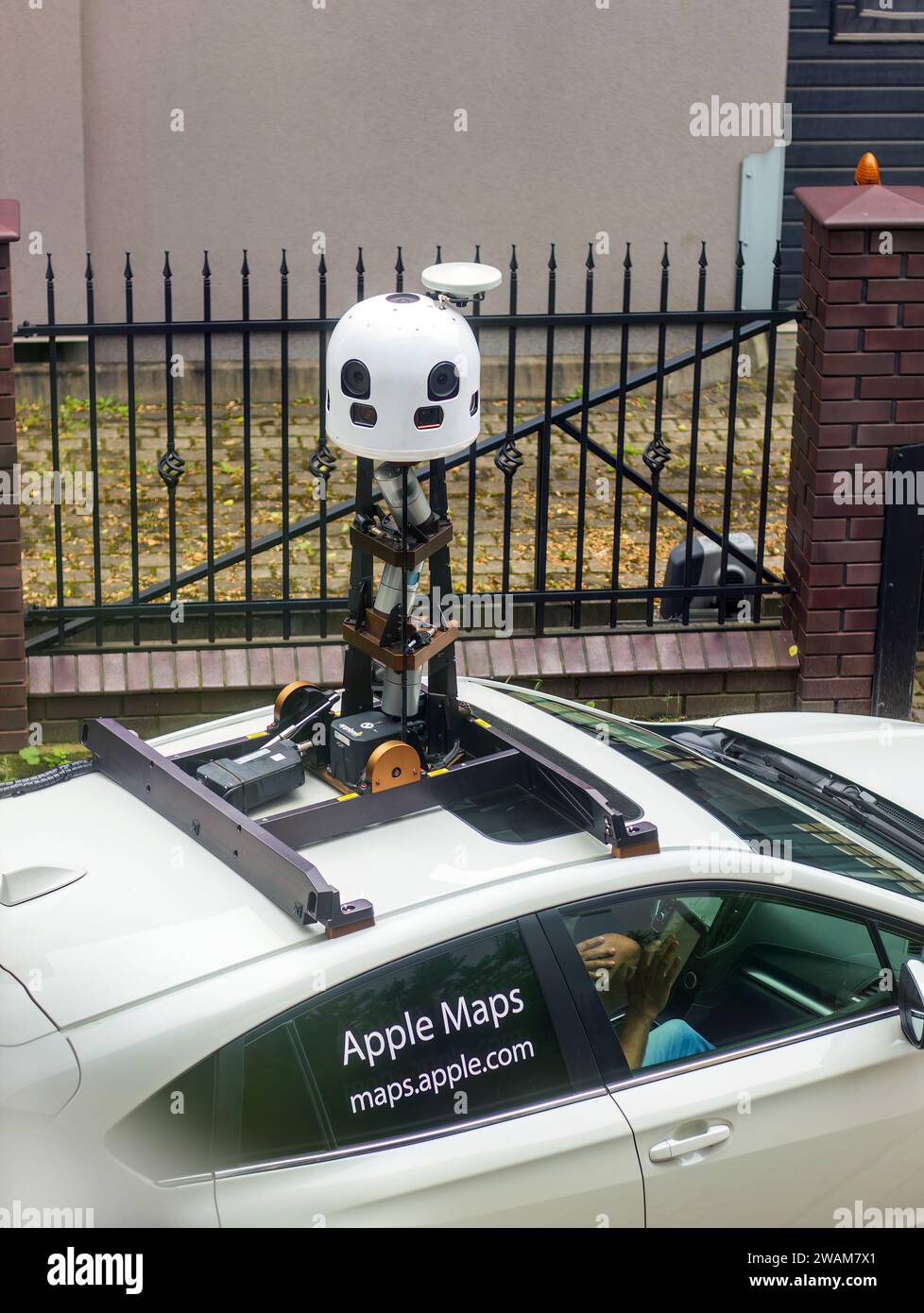 Un veicolo Street View parcheggiato sul lato della strada viene utilizzato per mappare le strade di tutto il mondo, con la tecnologia IA con telecamere a 360 gradi che aiutano W. Foto Stock