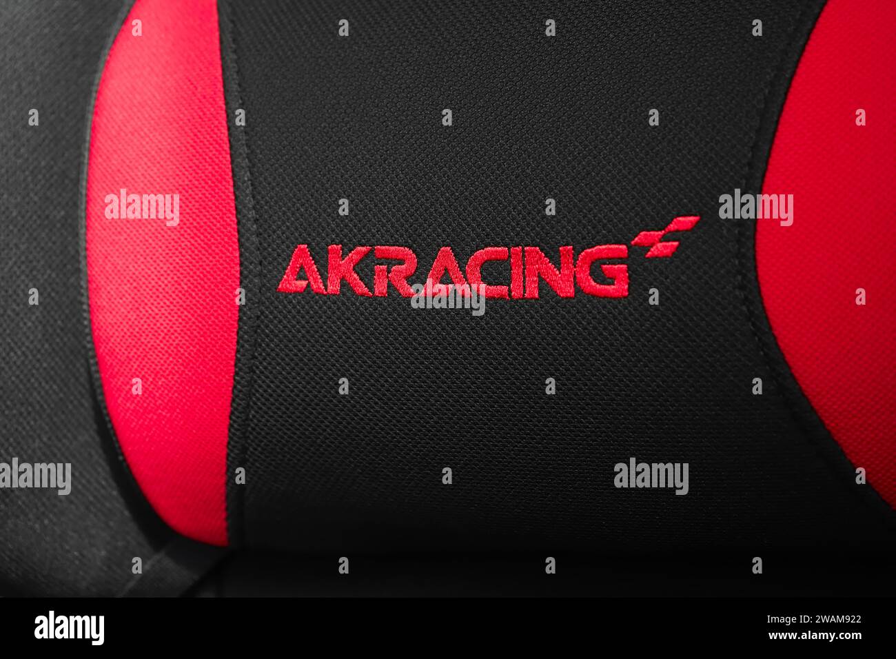 New York, NY - 1 gennaio 2024: Logo cuscino per sedia da ufficio premium AKracing commercializzato come attrezzatura per videogiochi. Foto Stock