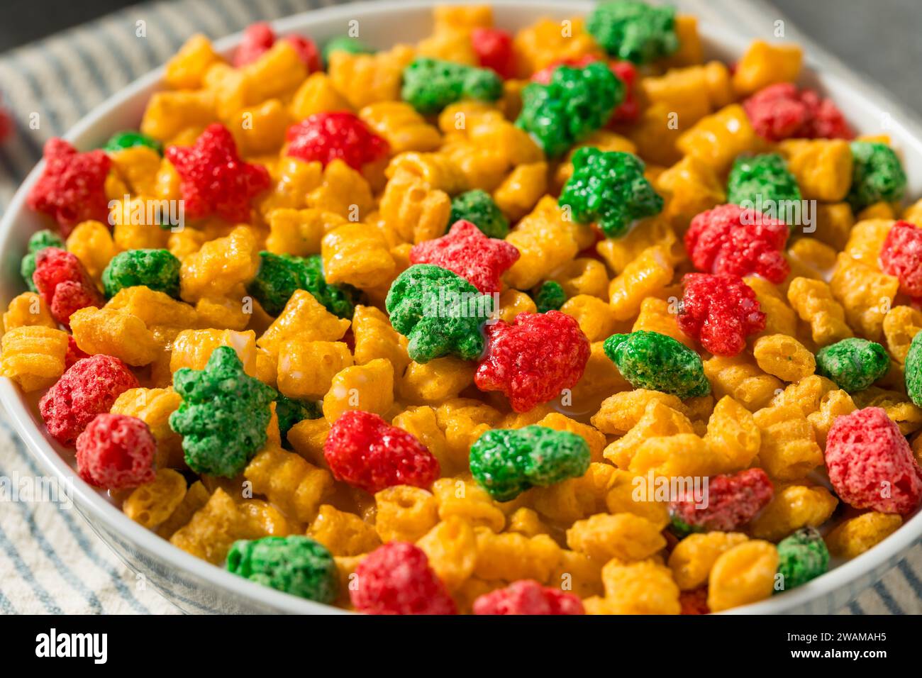 Succulenti cereali Sweet Christmas Breakfast con latte intero Foto Stock