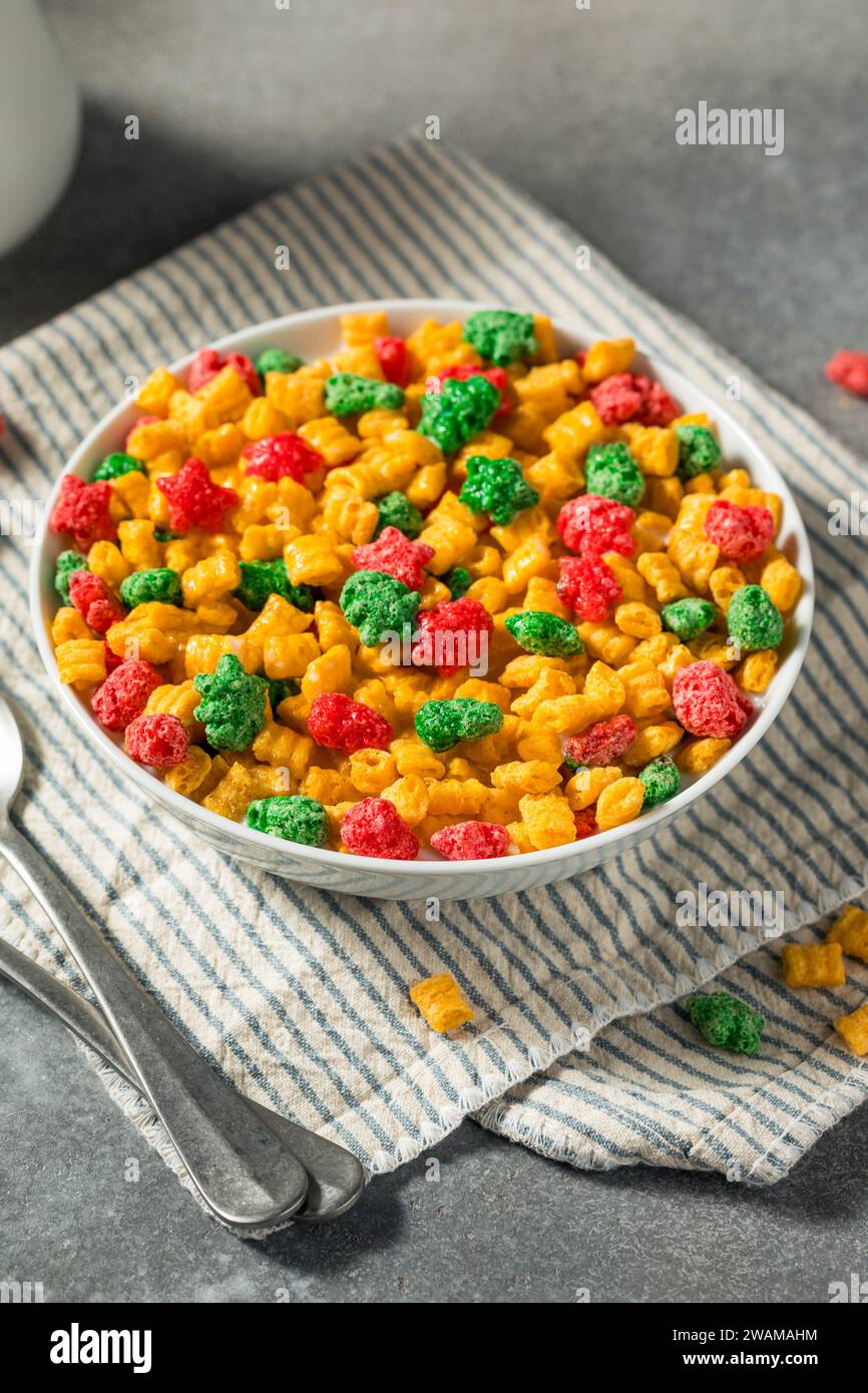 Succulenti cereali Sweet Christmas Breakfast con latte intero Foto Stock