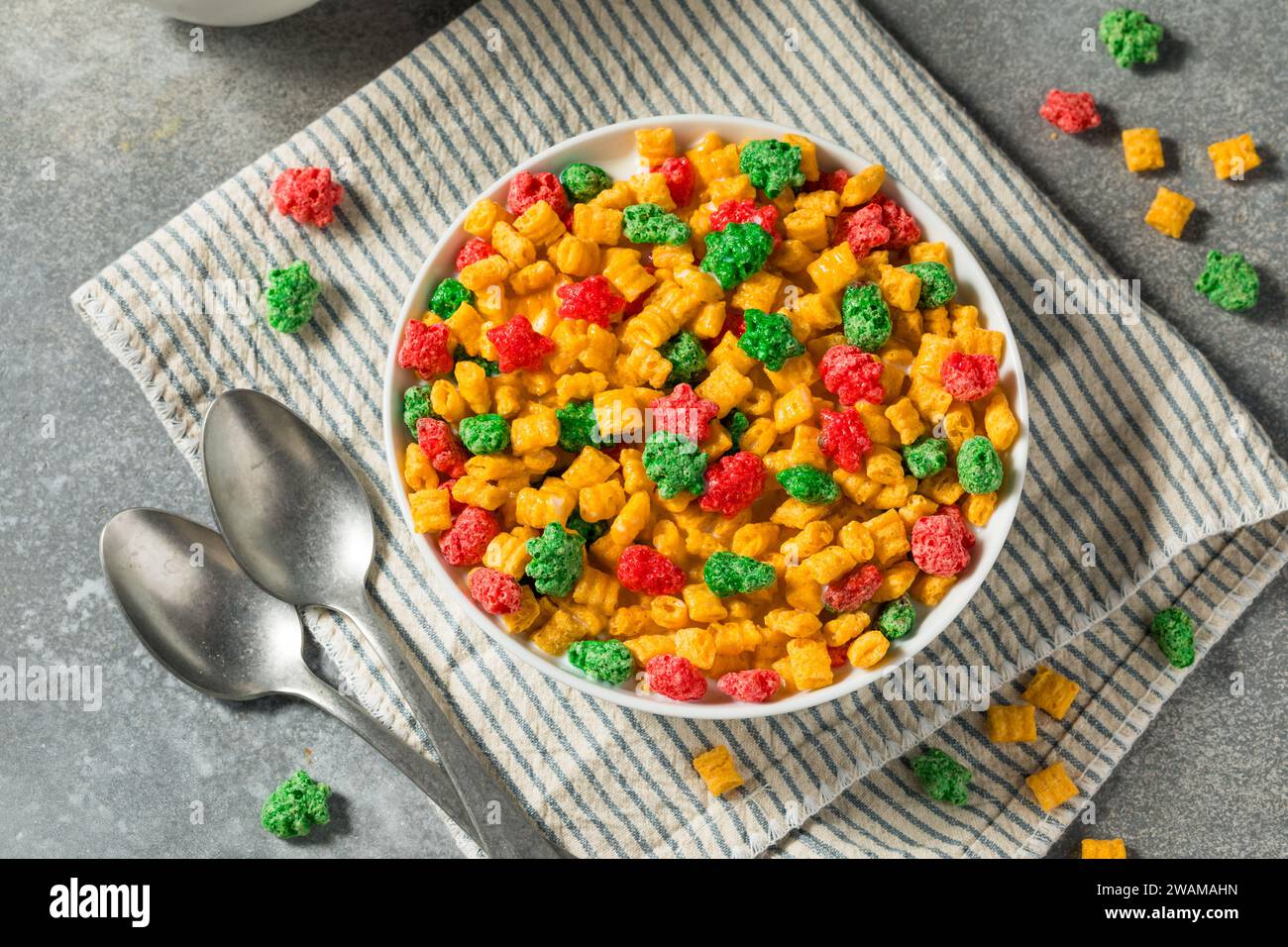 Succulenti cereali Sweet Christmas Breakfast con latte intero Foto Stock