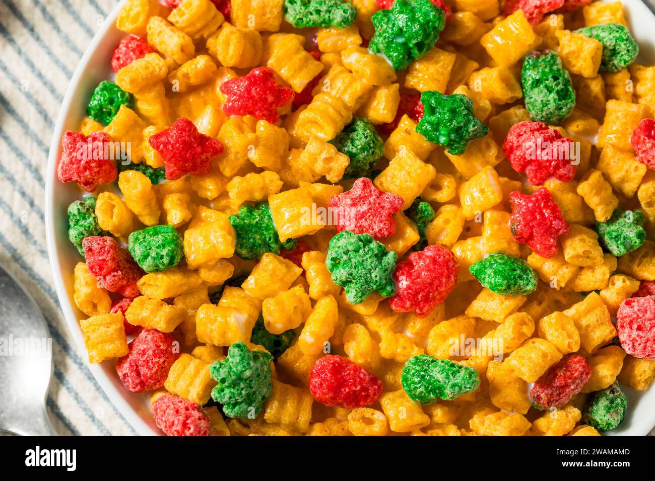 Succulenti cereali Sweet Christmas Breakfast con latte intero Foto Stock