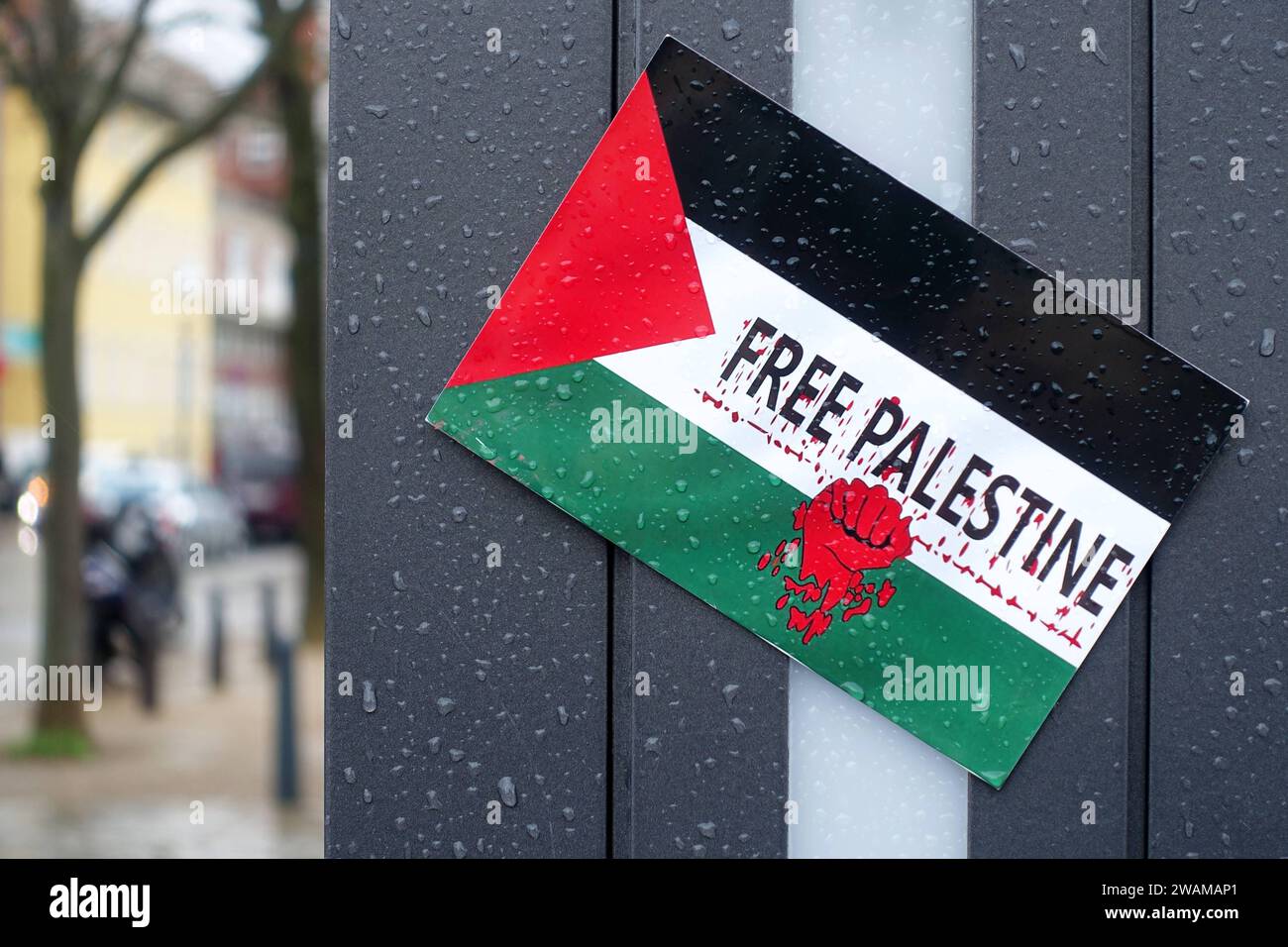 PALESTINA LIBERA - Aufkleber in den Farben der palästinensischen Flagge - Rote Faust - Wandbotschaft - Gaza-Konflikt - Humanitäre Lage im Gazastreifen - Berlino, Deutschland, DEU, GER, 14.11.2023 - Berlin-Mitte: Politischer protesta im öffentlichen Raum für Palästina. Mattina 7. Oktober 2023 überfiel die islamistische Terror-Organisation Hamas den Staat Israele. Die Hamas ist eine palästinensische, National-islamistische Organisation mit dem Ziel der Zerstörung Israels und strebt die Errichtung eines islamischen Gottesstaates Palästina an. Die palästinensische Flagge ist Die Flagge der Palästinensischen Foto Stock