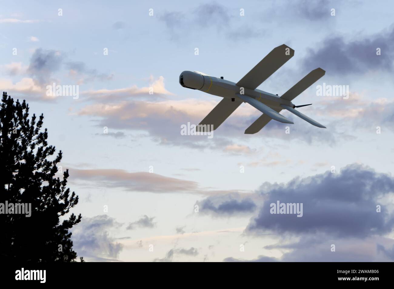 Vista dal basso del drone da combattimento militare russo contro le nuvole Foto Stock
