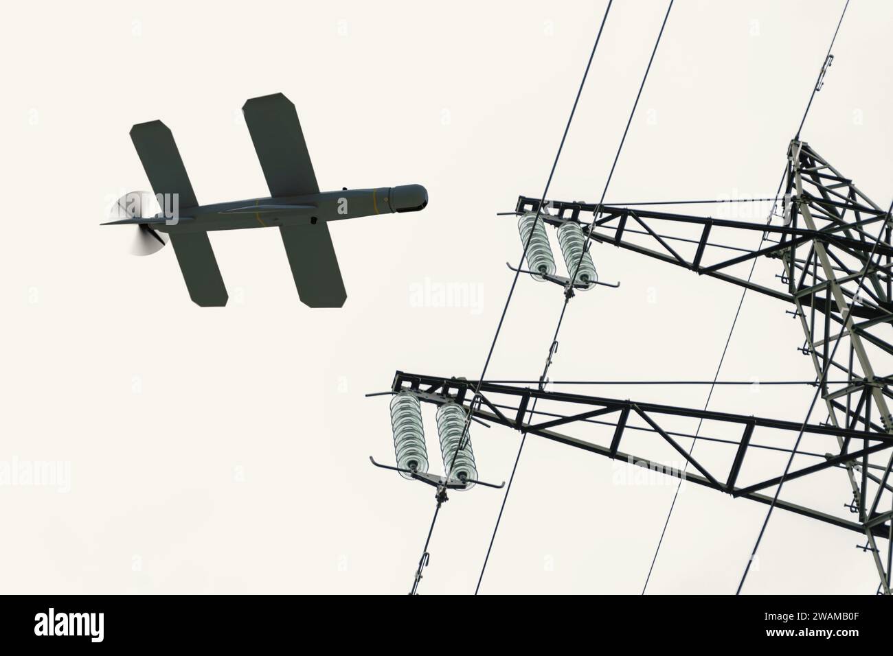 Il drone kamikaze "Lancet" attacca una linea elettrica. Concetto: Quadcopter da ricognizione per attacco militare, guerra Foto Stock