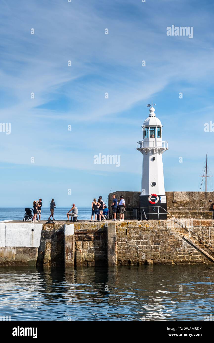 Mevagissey, Cornovaglia, Regno Unito - 16 agosto 2023: Il faro di Mevagissey sulla costa meridionale della Cornovaglia Foto Stock