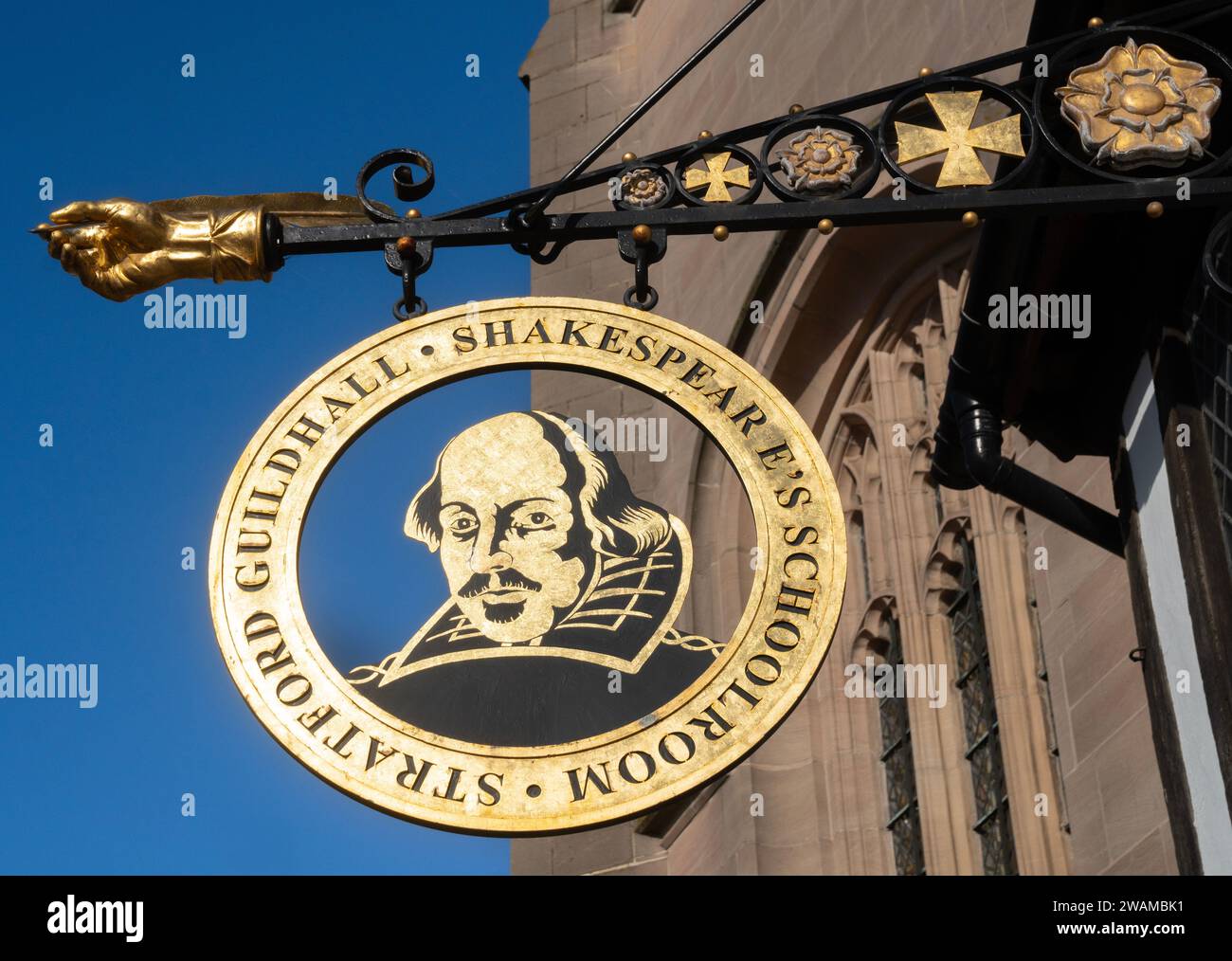 Un cartello di metallo con il ritratto di Shakespeare appeso fuori dalla King Edward V1 School, Church Street, Stratford-upon-Avon, Warwickshire Foto Stock