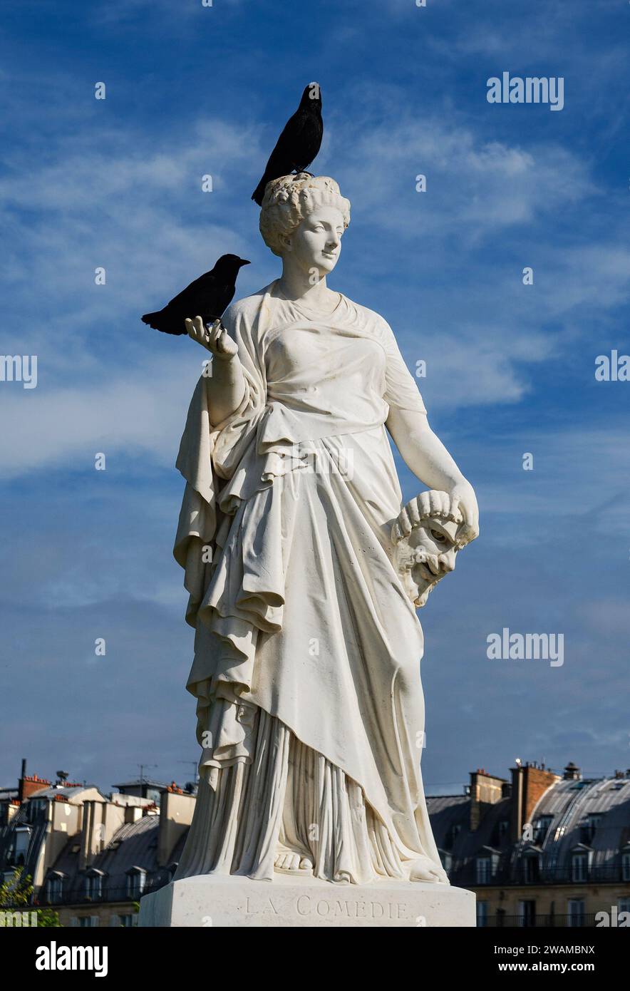 Due corvi arroccati su una statua di marmo la Comédie di Julien Toussaint-Roux nel Giardino delle Tuileries, Parigi Foto Stock