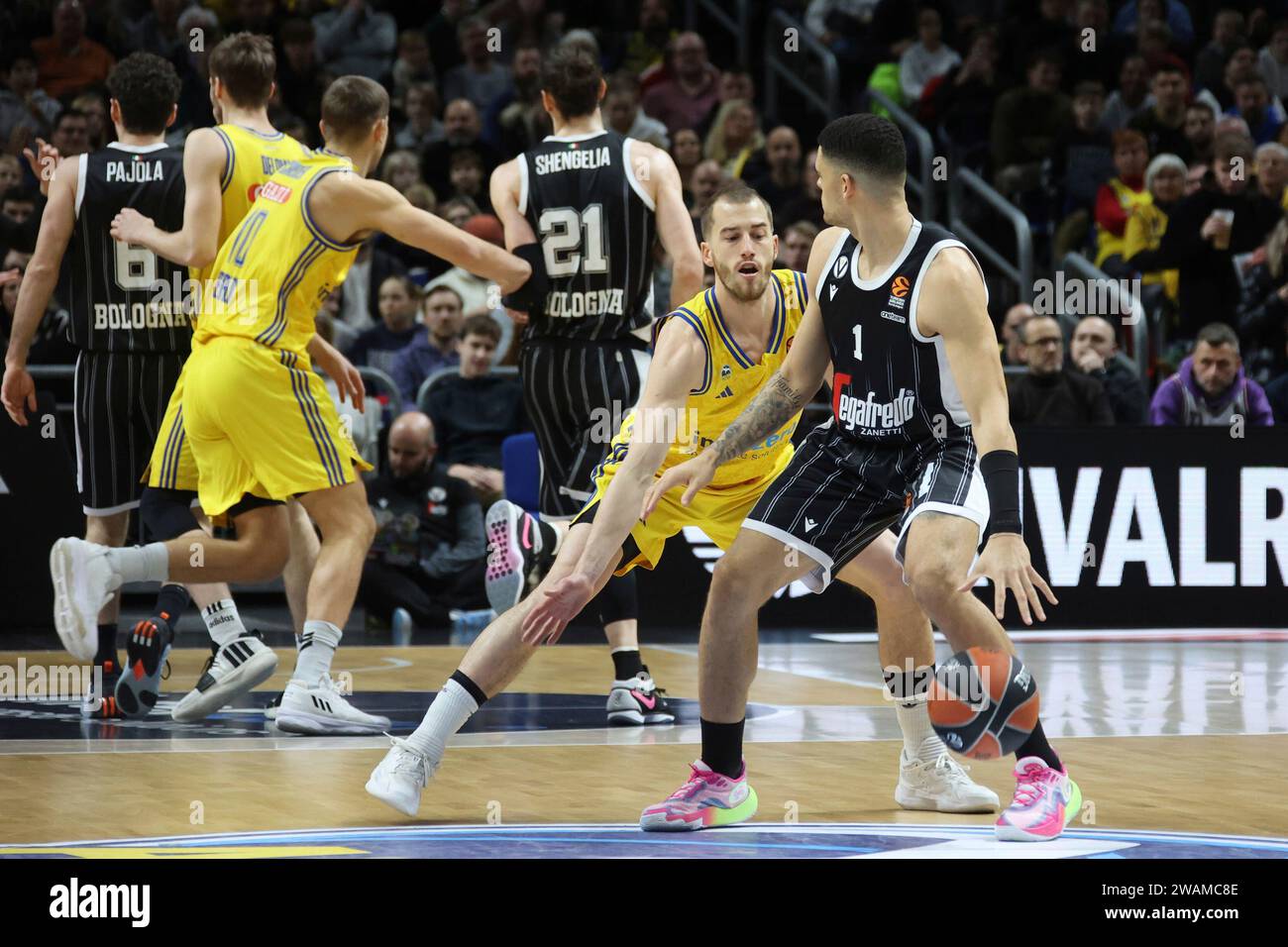 Berlino, Deutschland. 5 gennaio 2024. 05.01.2024, Mercedes-Benz-Arena, Berlino, DEU, EuroLeague, ALBA vs. Virtus Bologna, im Bild Matt Thomas (ALBA Berlin #11), Gabriel ?Iffe?Lundberg (Virtus Bologna #1) foto: Juergen Engler/nordphoto GmbH/dpa/Alamy Live News Foto Stock