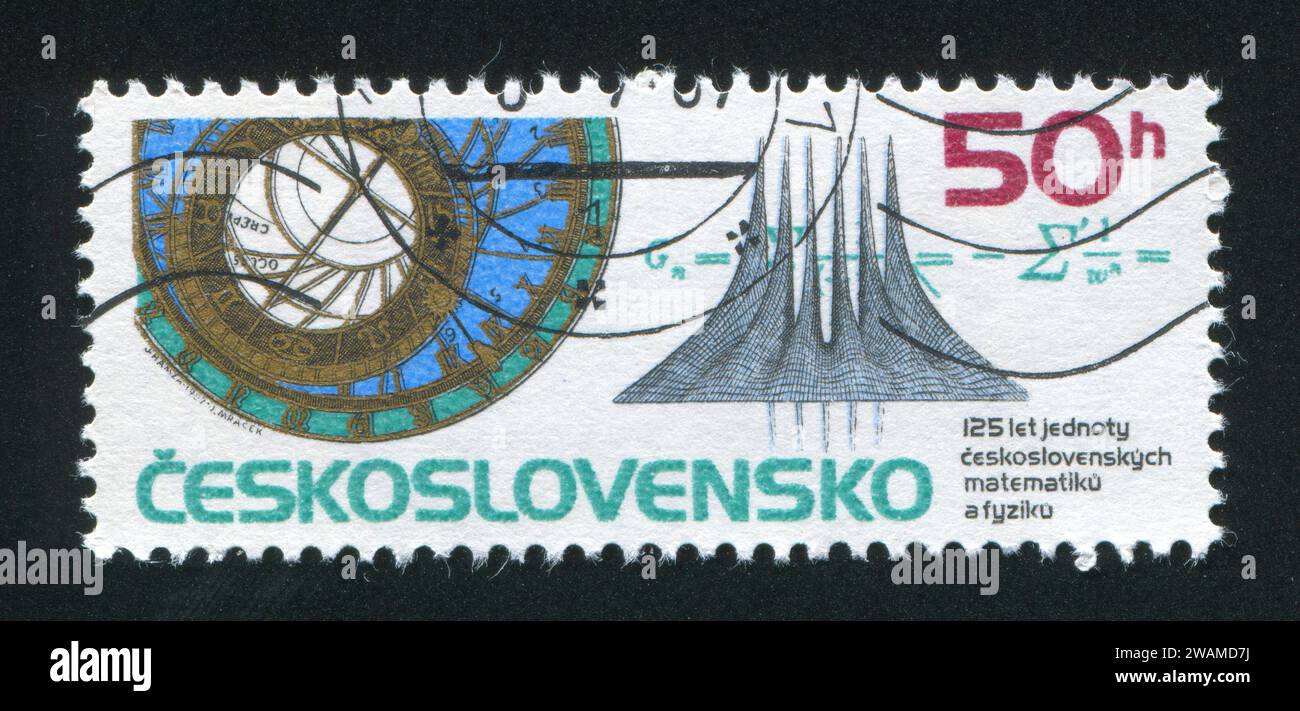 CECOSLOVACCHIA - CIRCA 1987: Timbro stampato dalla Cecoslovacchia, mostra il municipio di Praga l'orologio matematico e il diagramma della teoria delle funzioni, intorno al 1987 Foto Stock