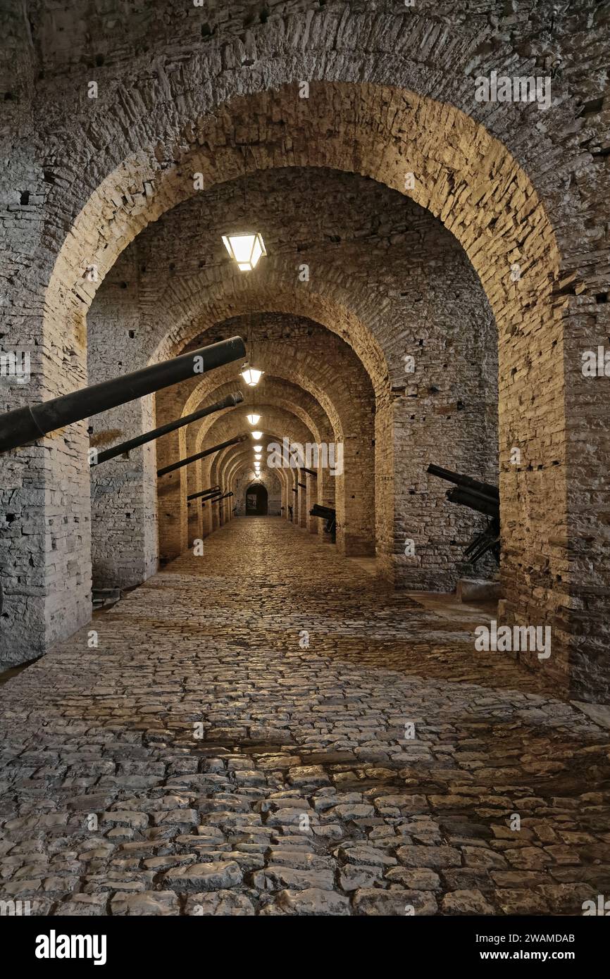 Oltre 198 gallerie d'artiglieria a volta in muratura a blocchi di pietra, fortezza locale risalente al XII secolo, ricostruita nel 1812 d.C. Gjirokaster-Albania. Foto Stock